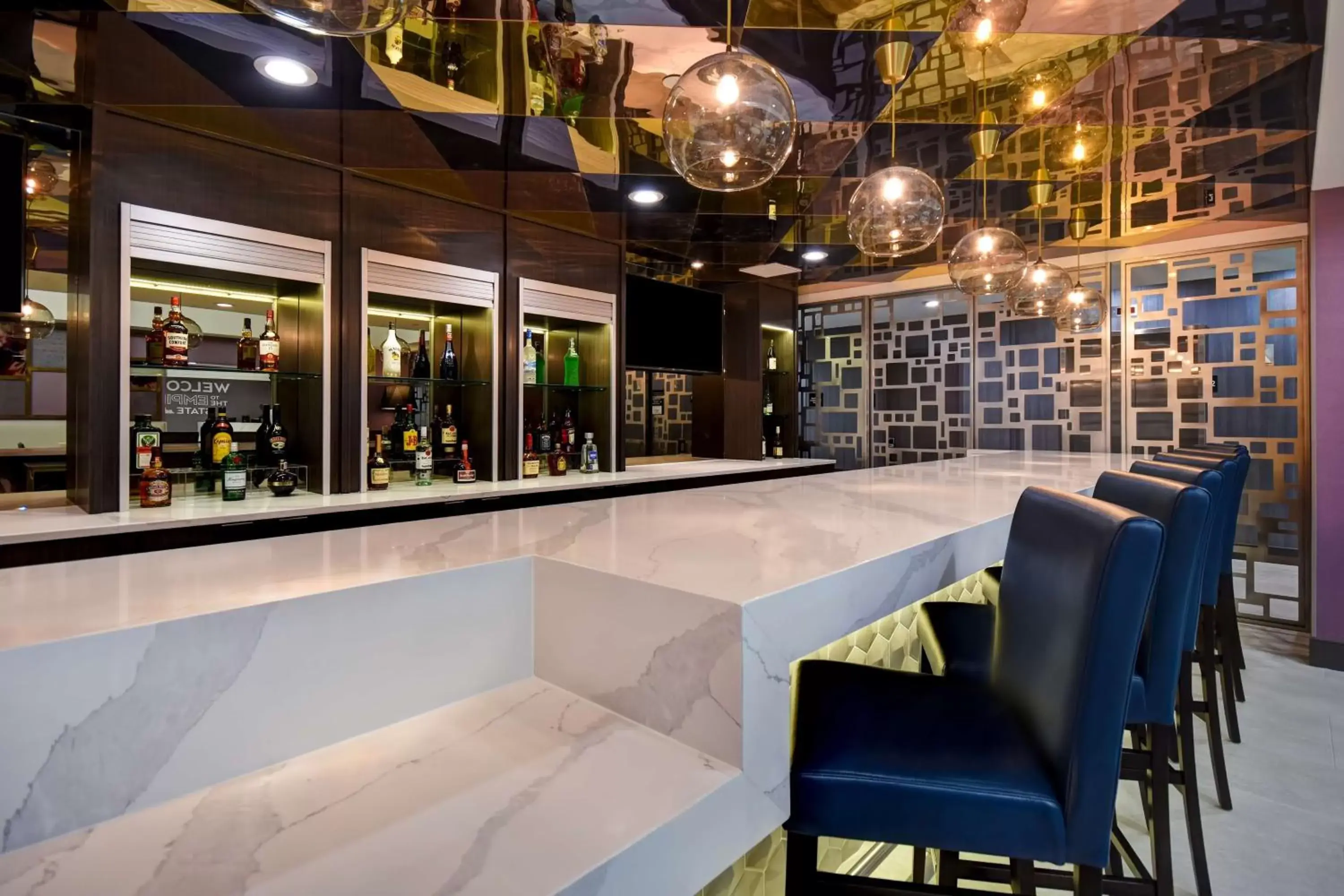 Dining area, Lounge/Bar in Hampton Inn NY-JFK