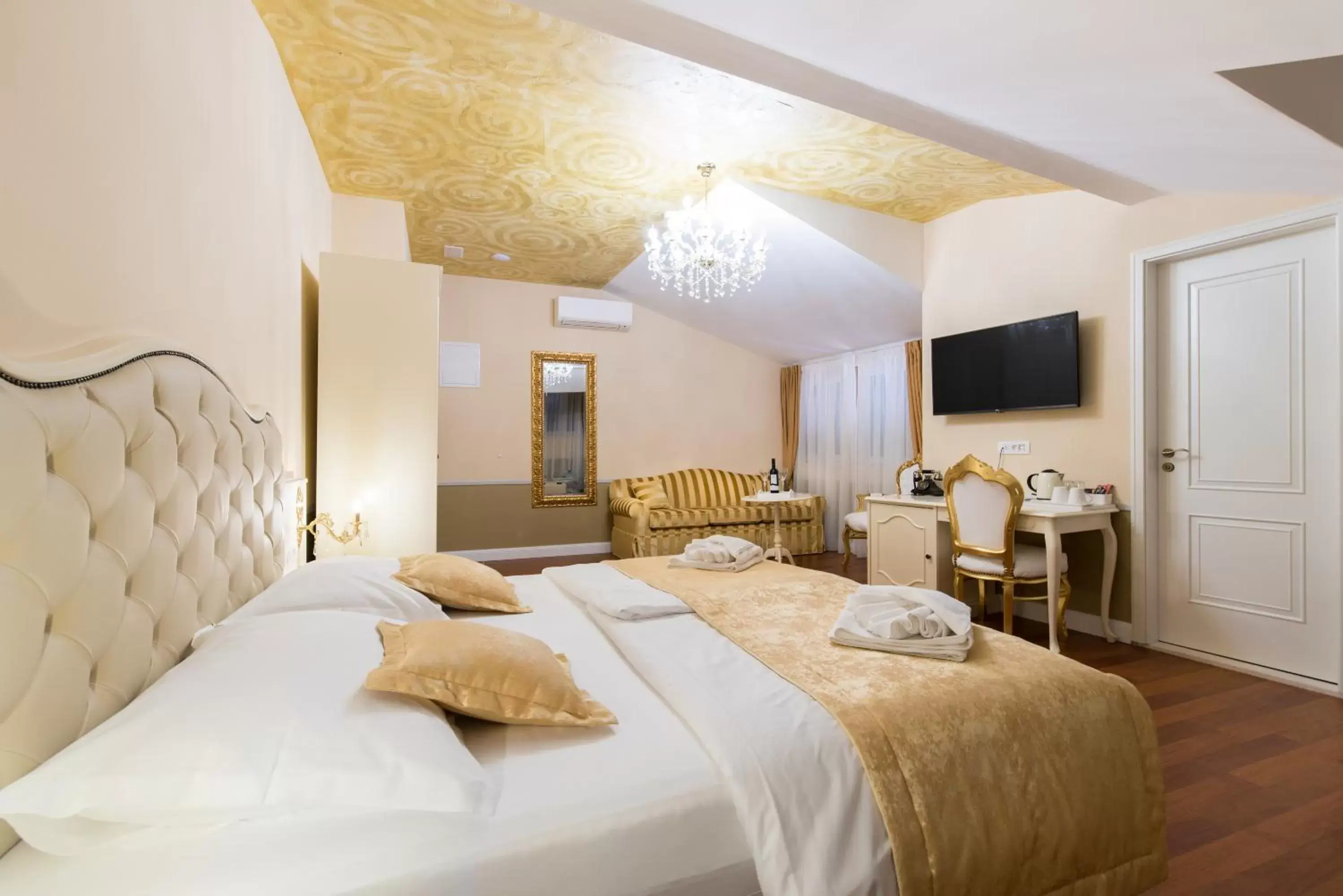 TV and multimedia, Bed in Central Square Heritage Hotel TV and multimedia, Bed in Central Square Heritage Hotel