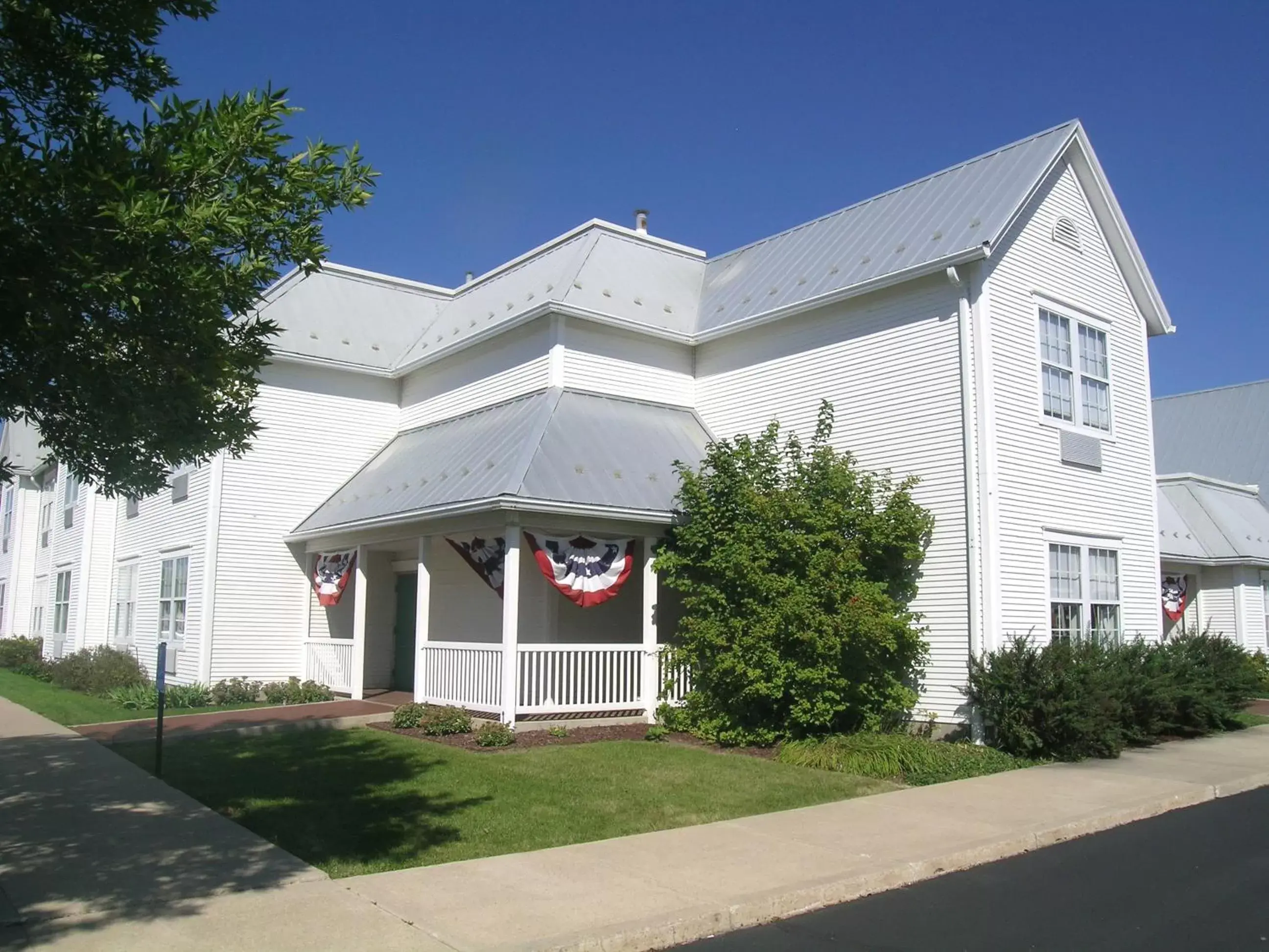 Facade/entrance, Property Building in Amish Inn