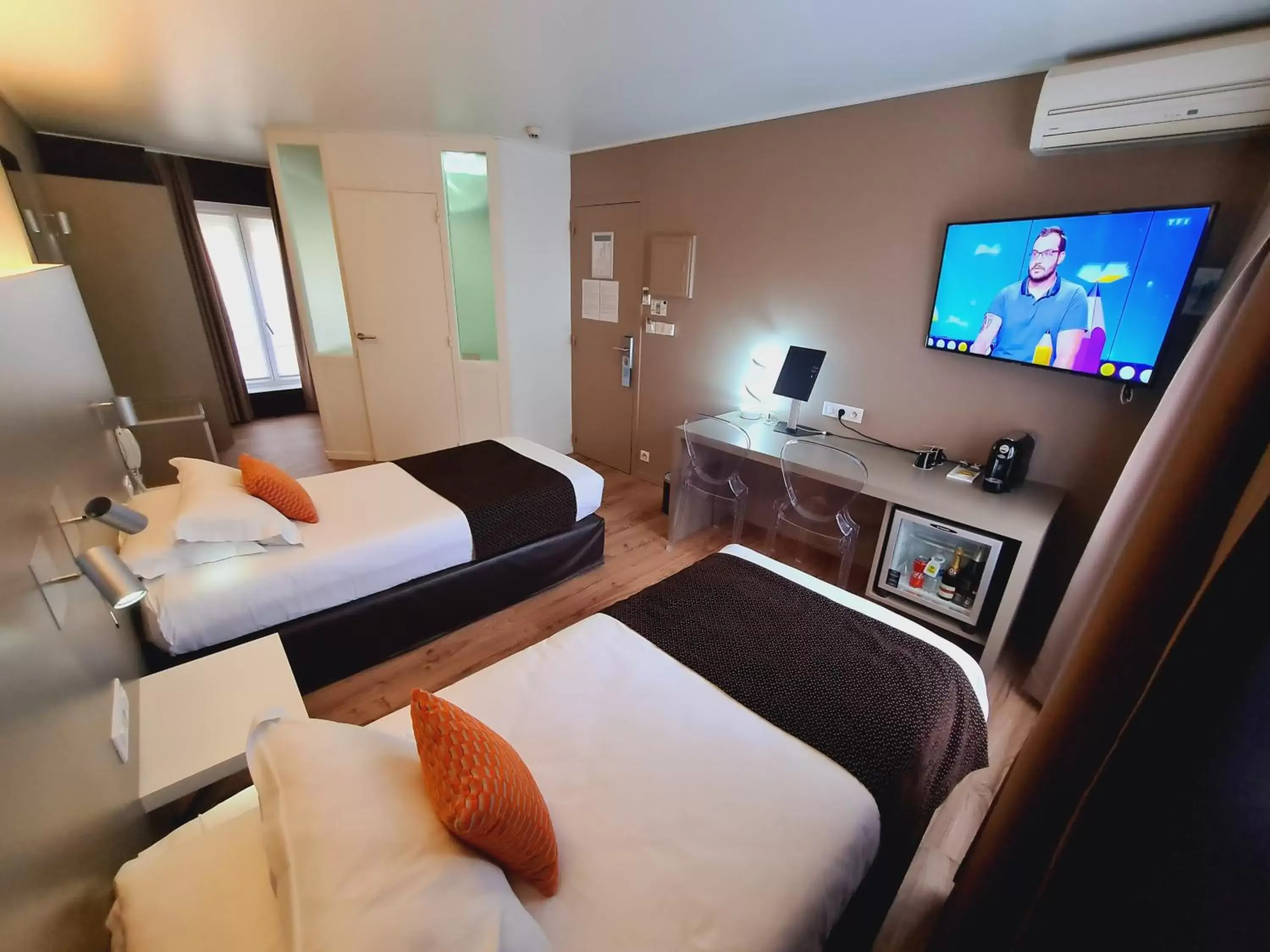 Photo of the whole room, TV/Entertainment Center in HOTEL & SPA Le Renard Centre