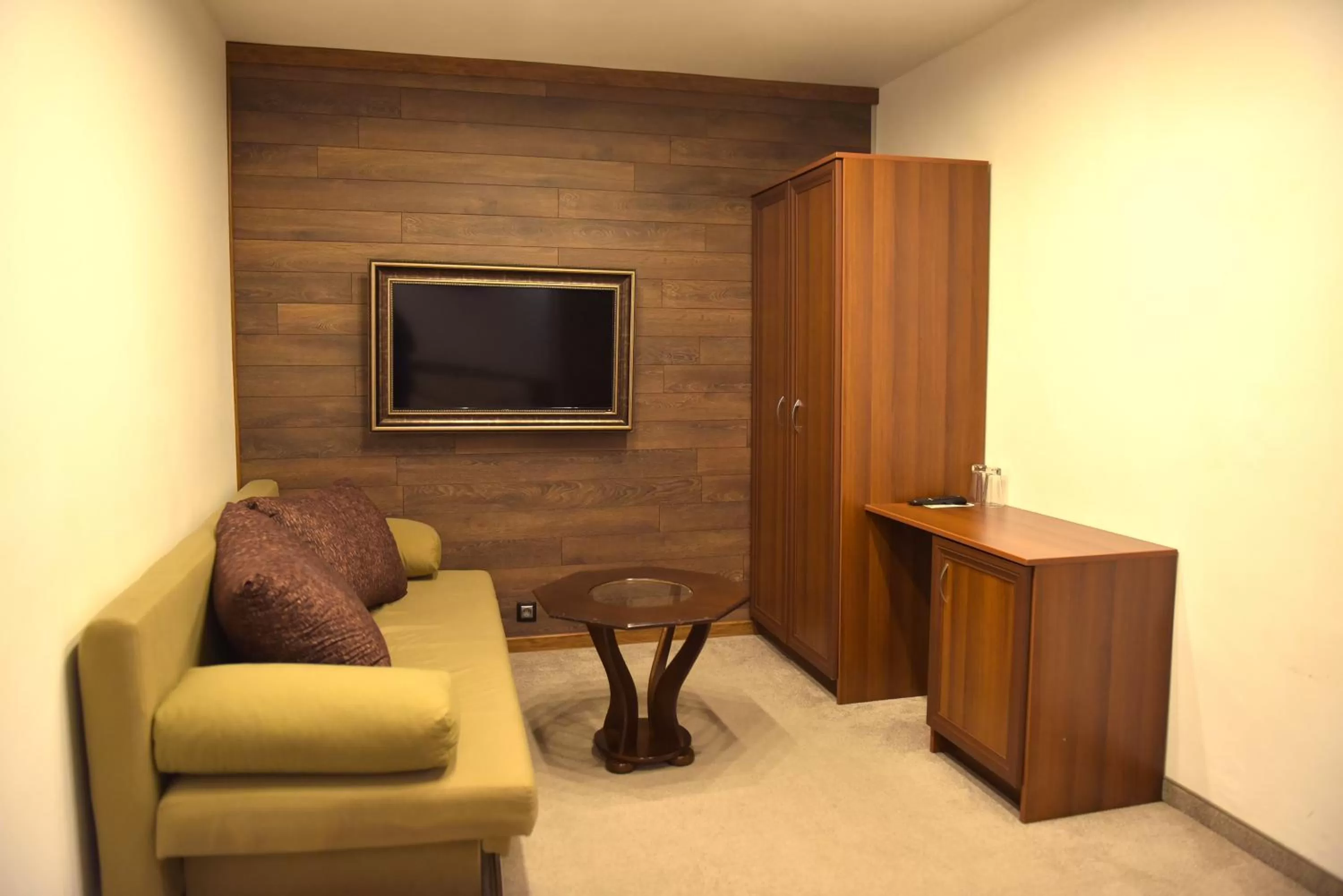 TV and multimedia in Hotel Rothmans-Breakfast - Free parking - Lobby