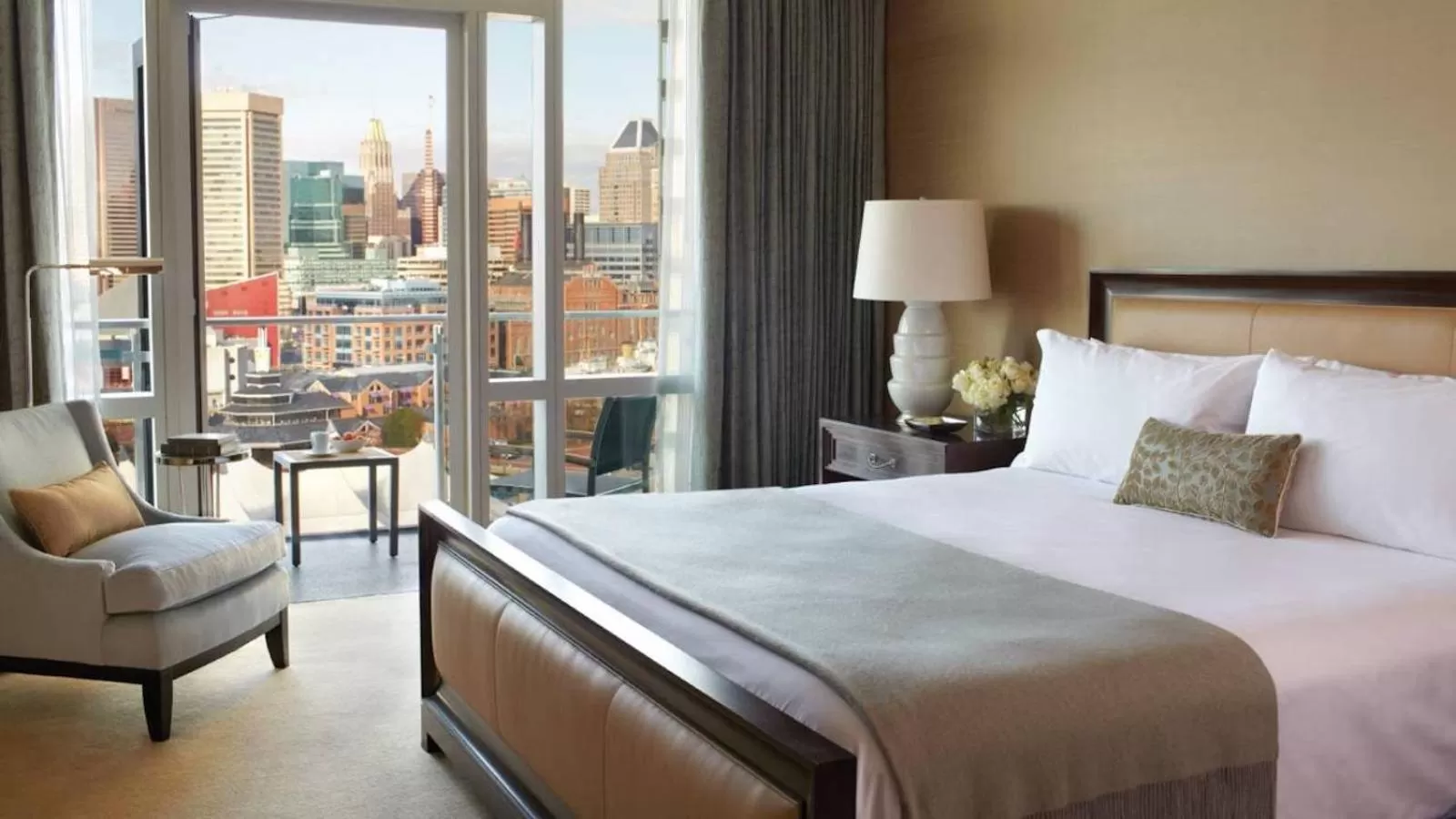 Bedroom, Bed in Four Seasons Baltimore