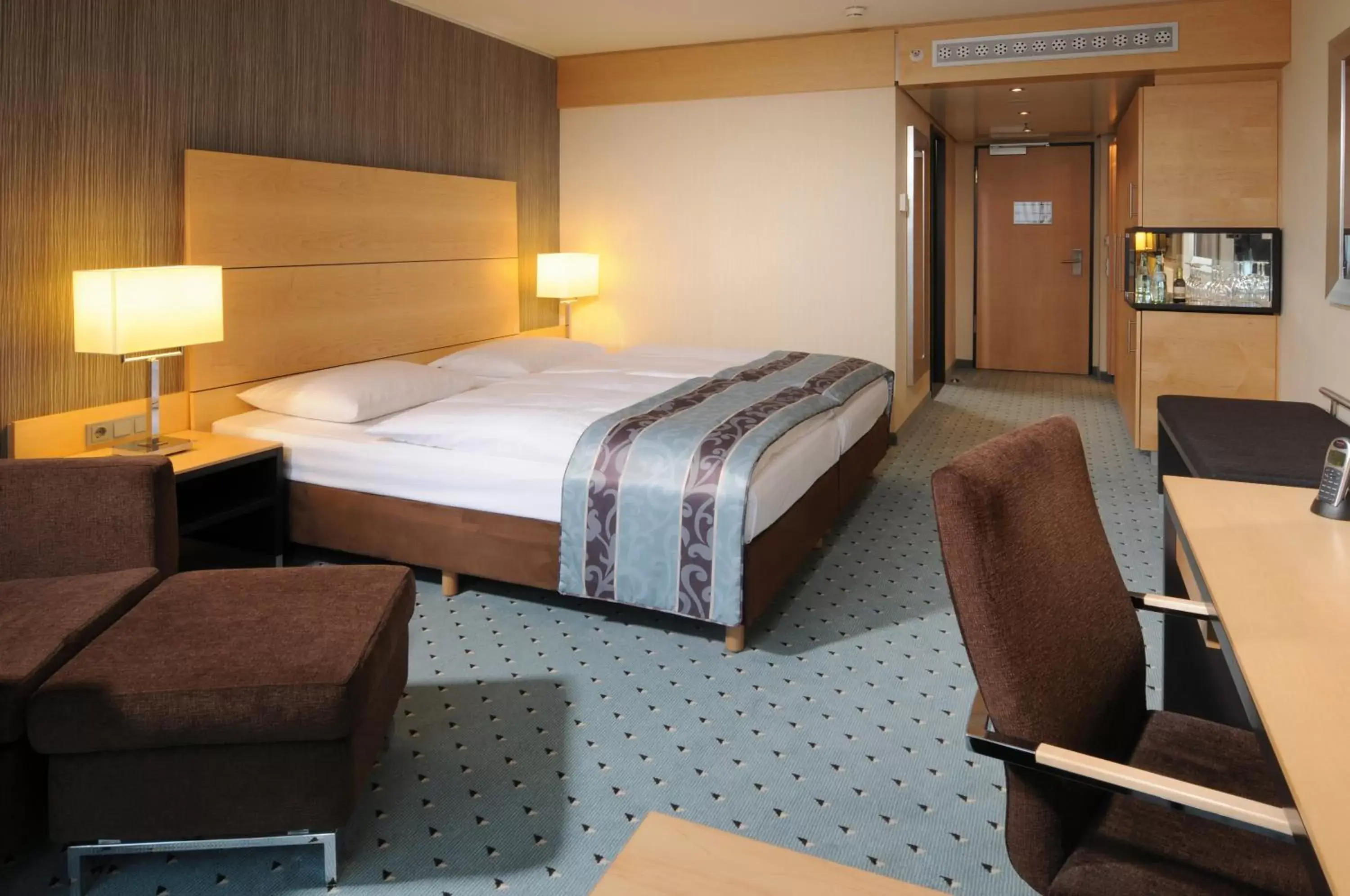 Photo of the whole room, Bed in Maritim Hotel Düsseldorf