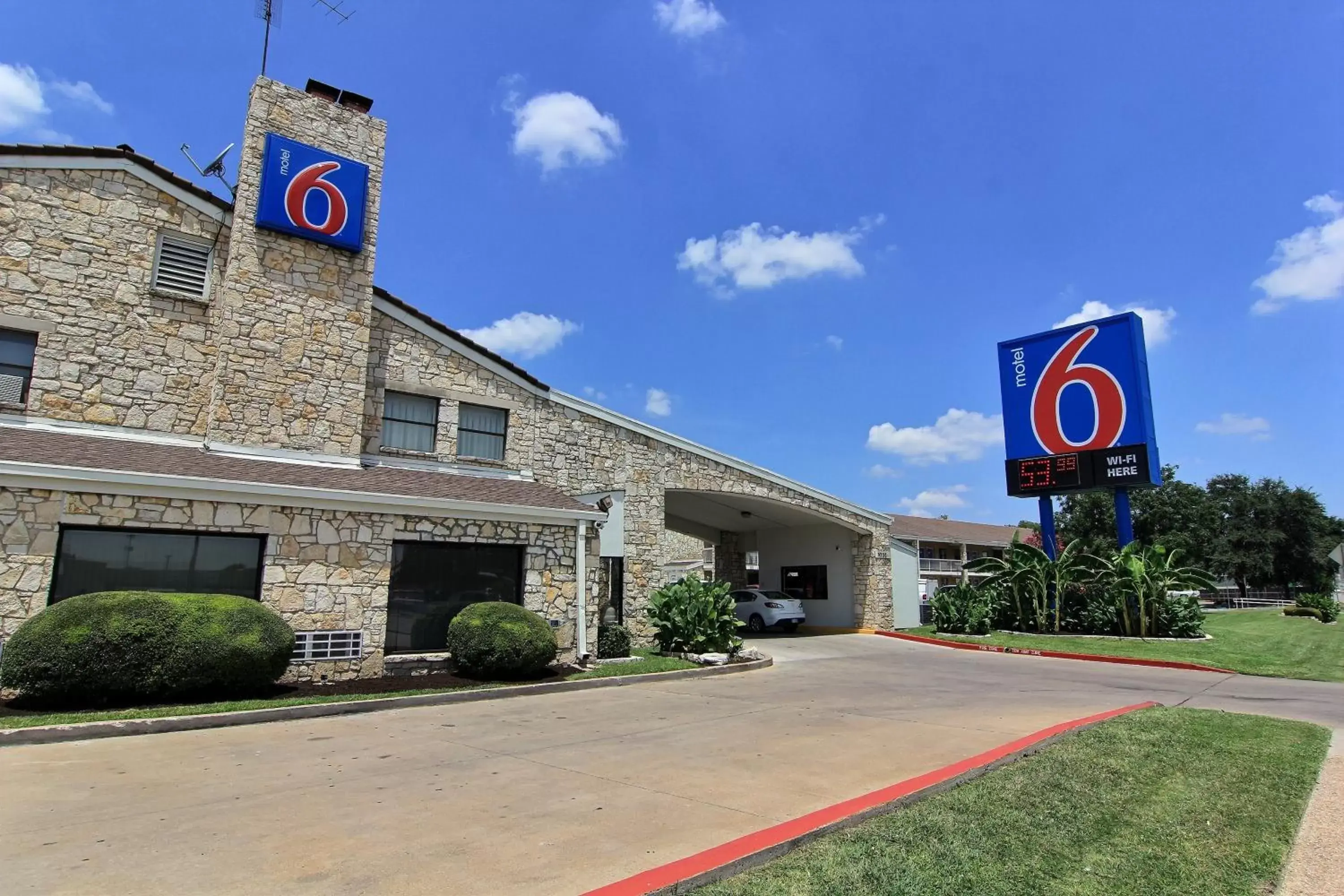 Facade/entrance, Property Logo/Sign in Motel 6 Austin, TX - Central Downtown UT