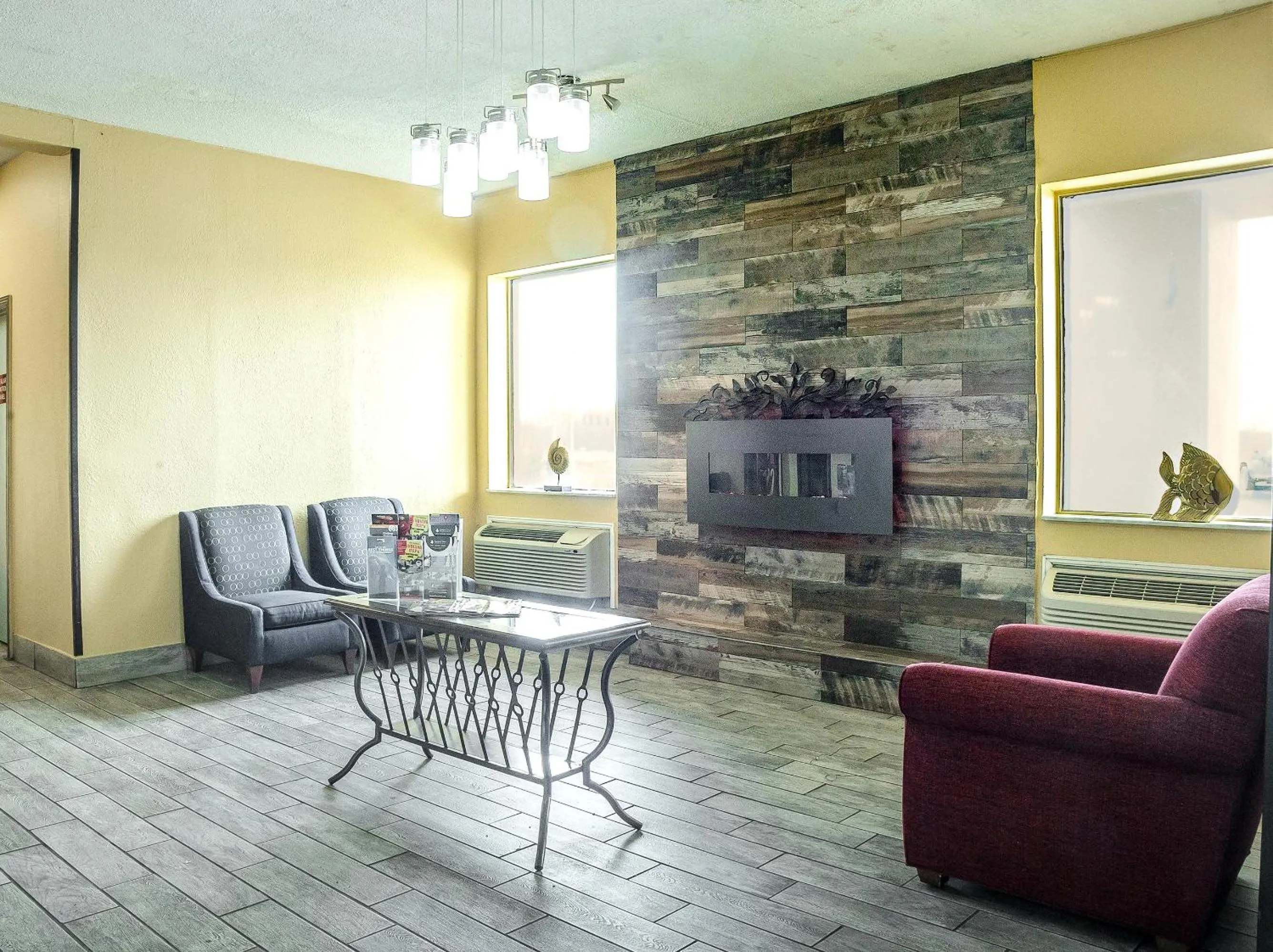 Seating area in Super 8 by Wyndham Indianapolis South