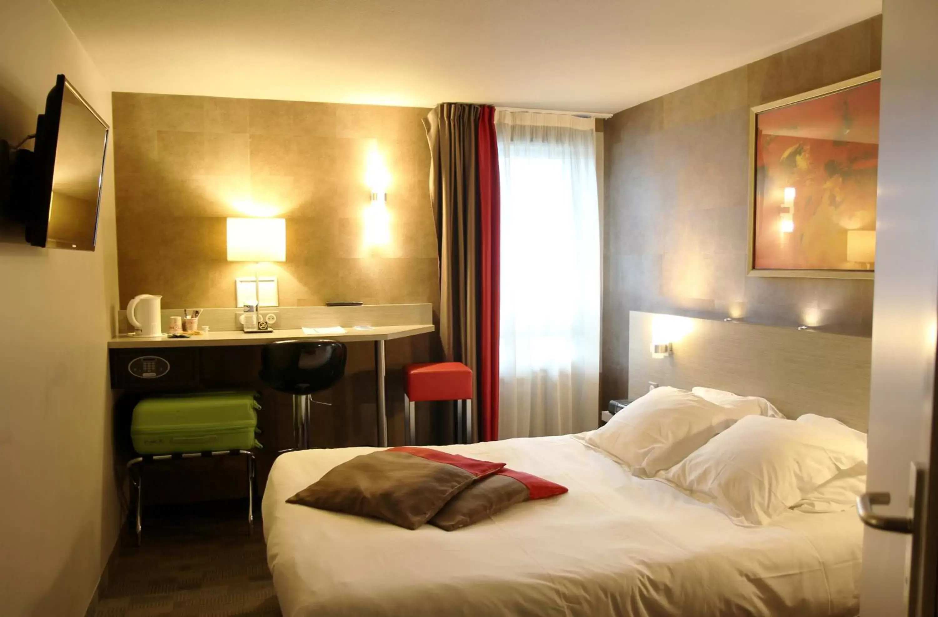 Day, Bed in Best Western l'Atelier 117