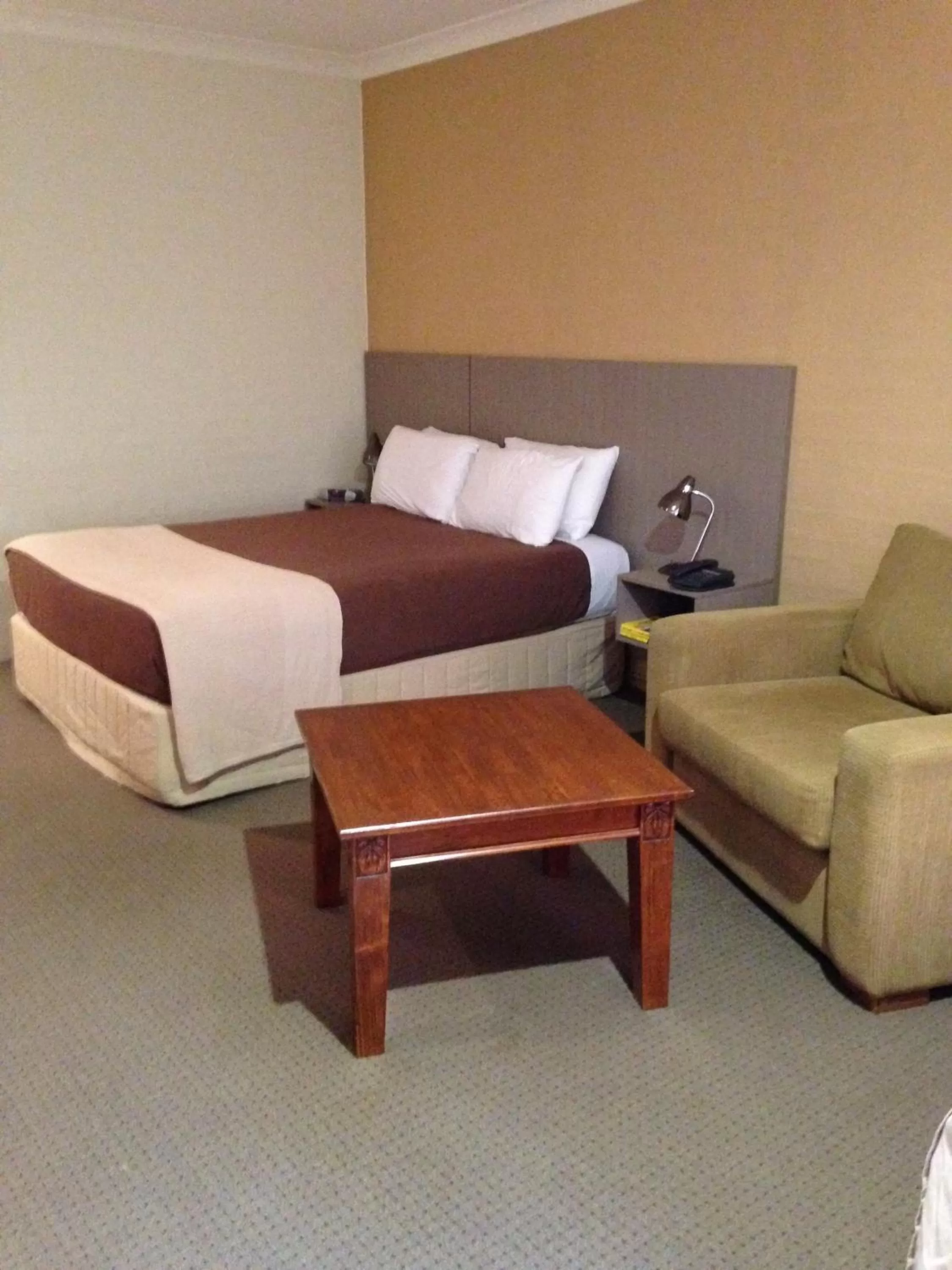 Photo of the whole room, Bed in Francis Phillip Motor Inn and The Lodge