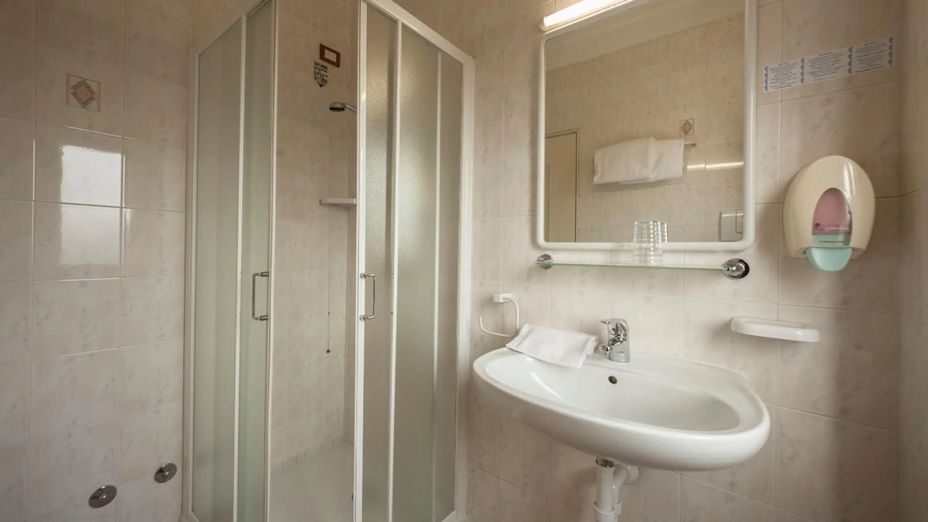 Shower, Bathroom in Hotel Bel Sito