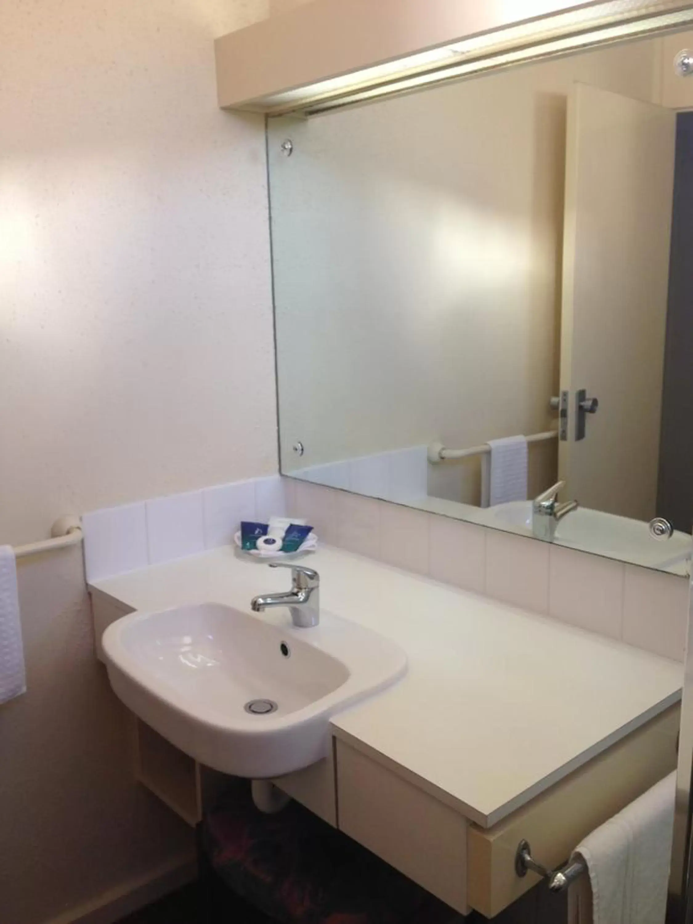 Bathroom in Abel Tasman Waterfront Motel