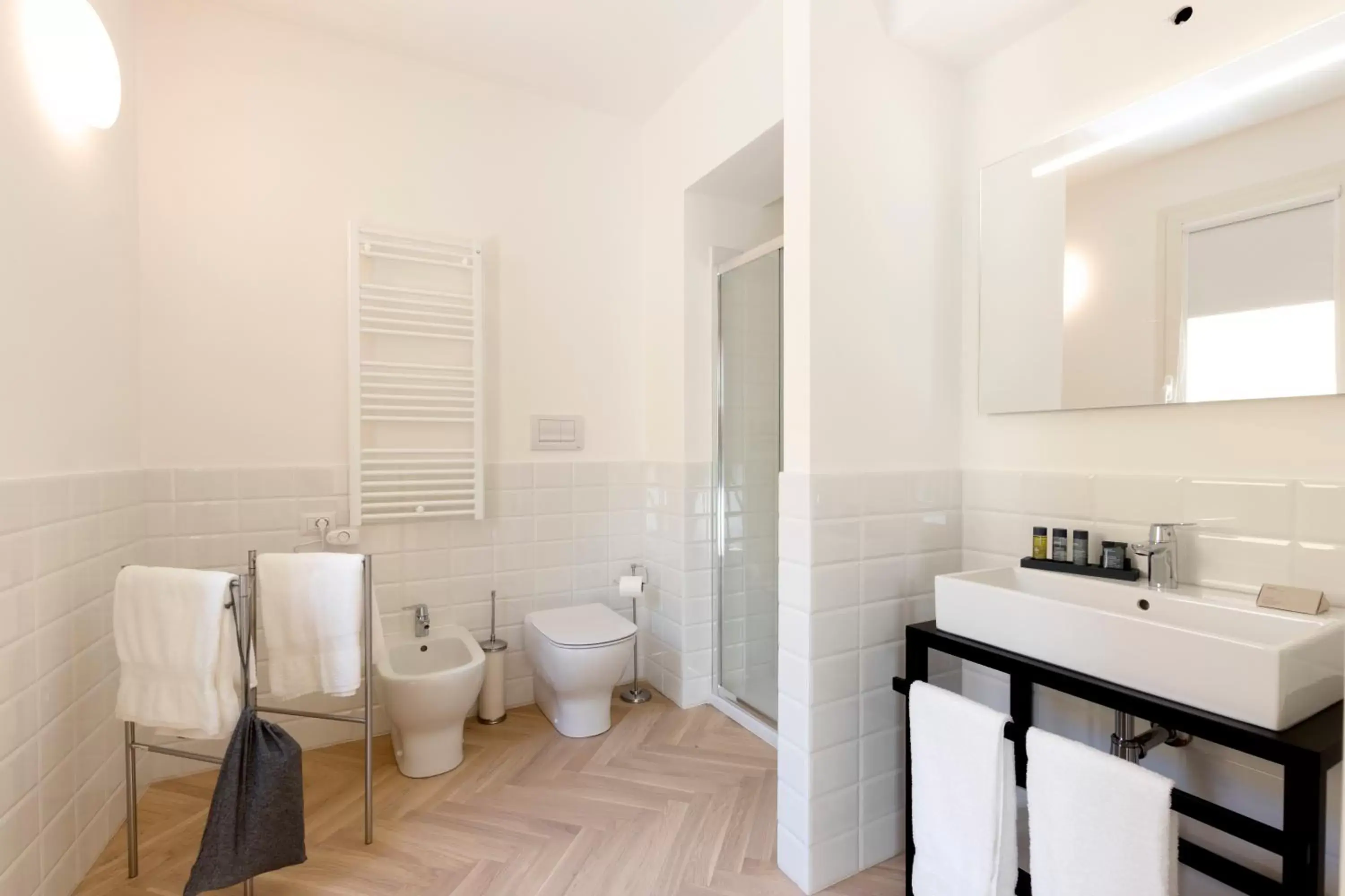 Shower, Bathroom in Metropolitan Suites