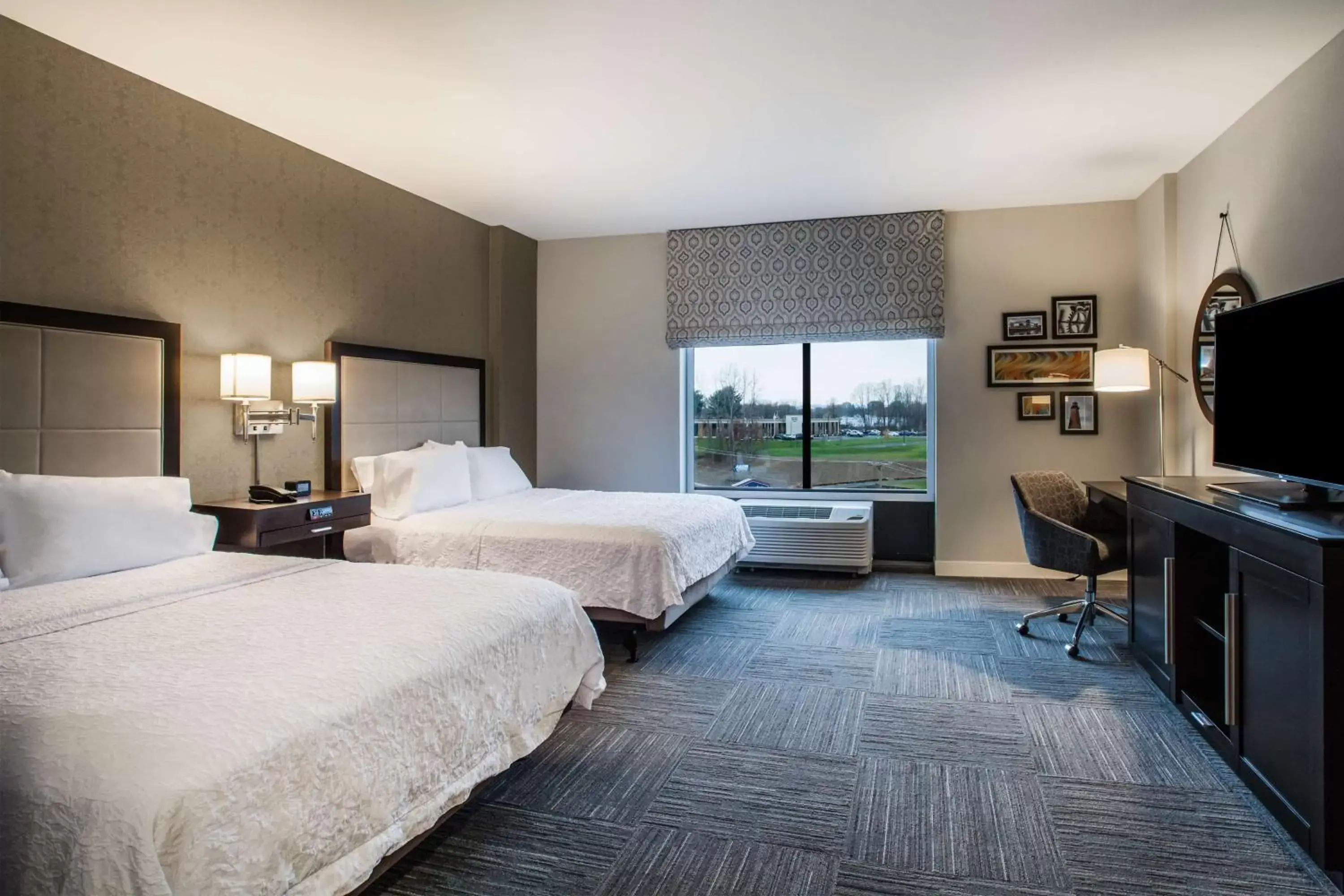 Bedroom in Hampton Inn Rochester Penfield, Ny