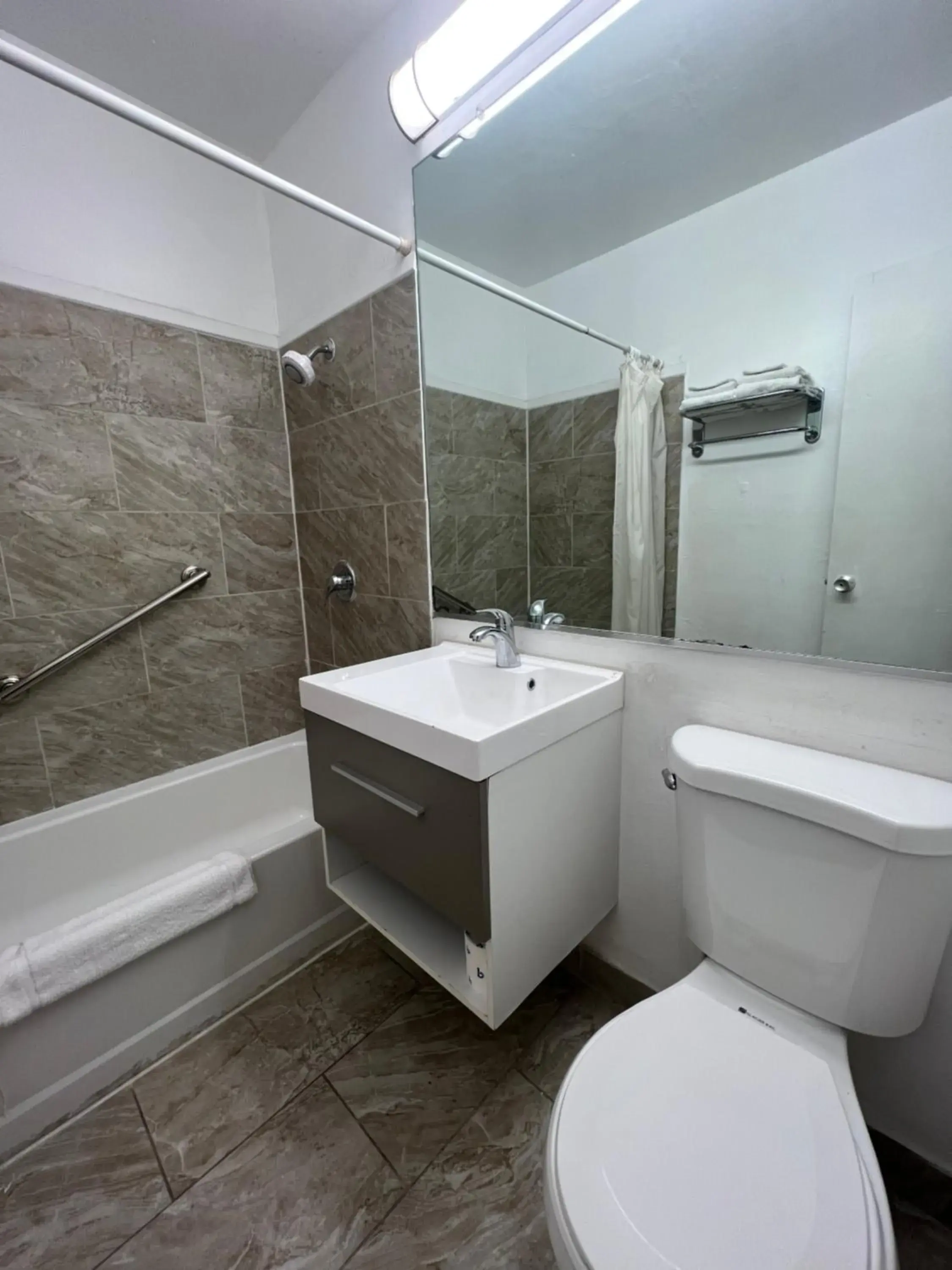 Shower, Bathroom in University Inn Chico