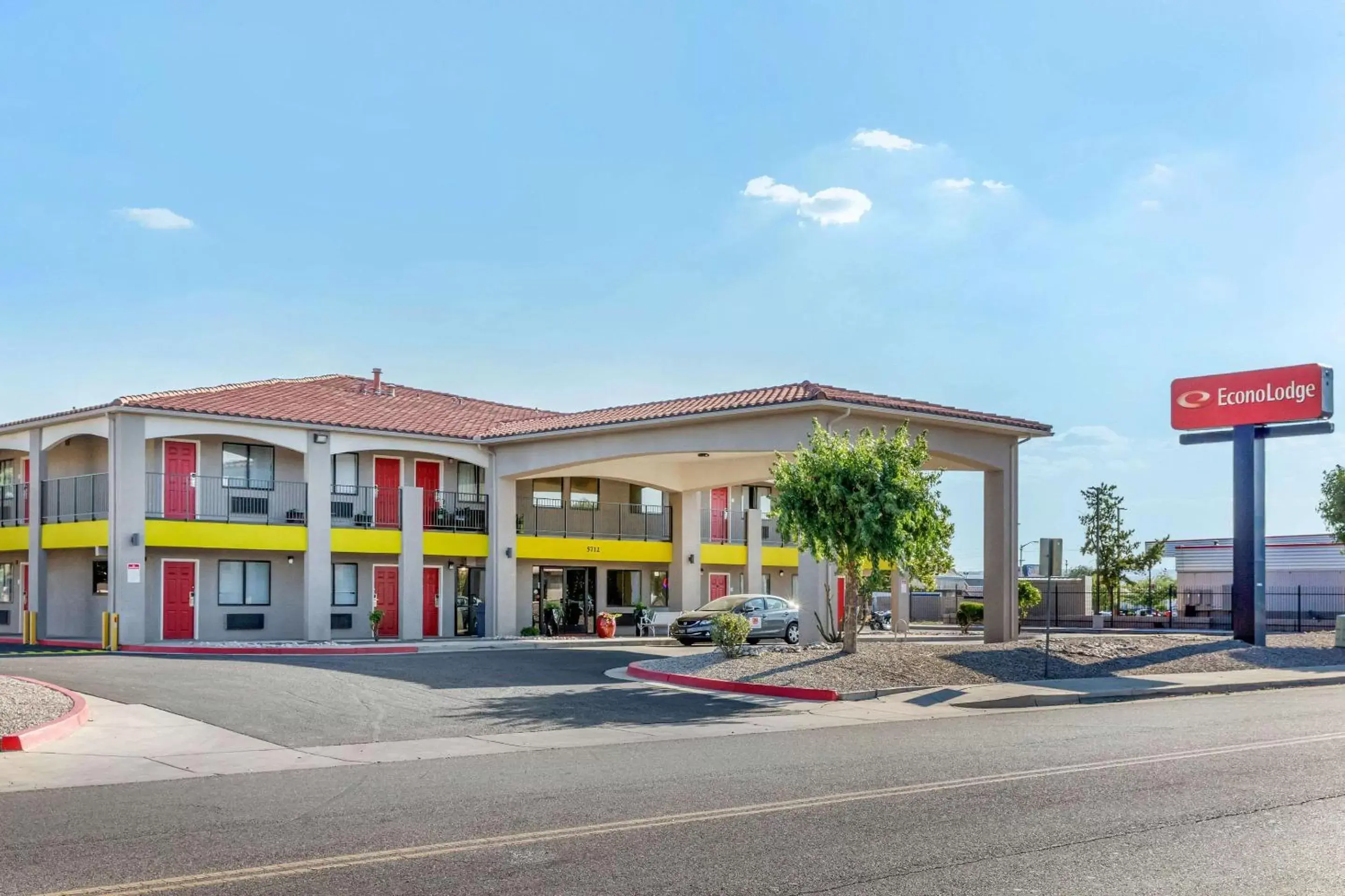 Property Building in Econo Lodge West - Coors Blvd