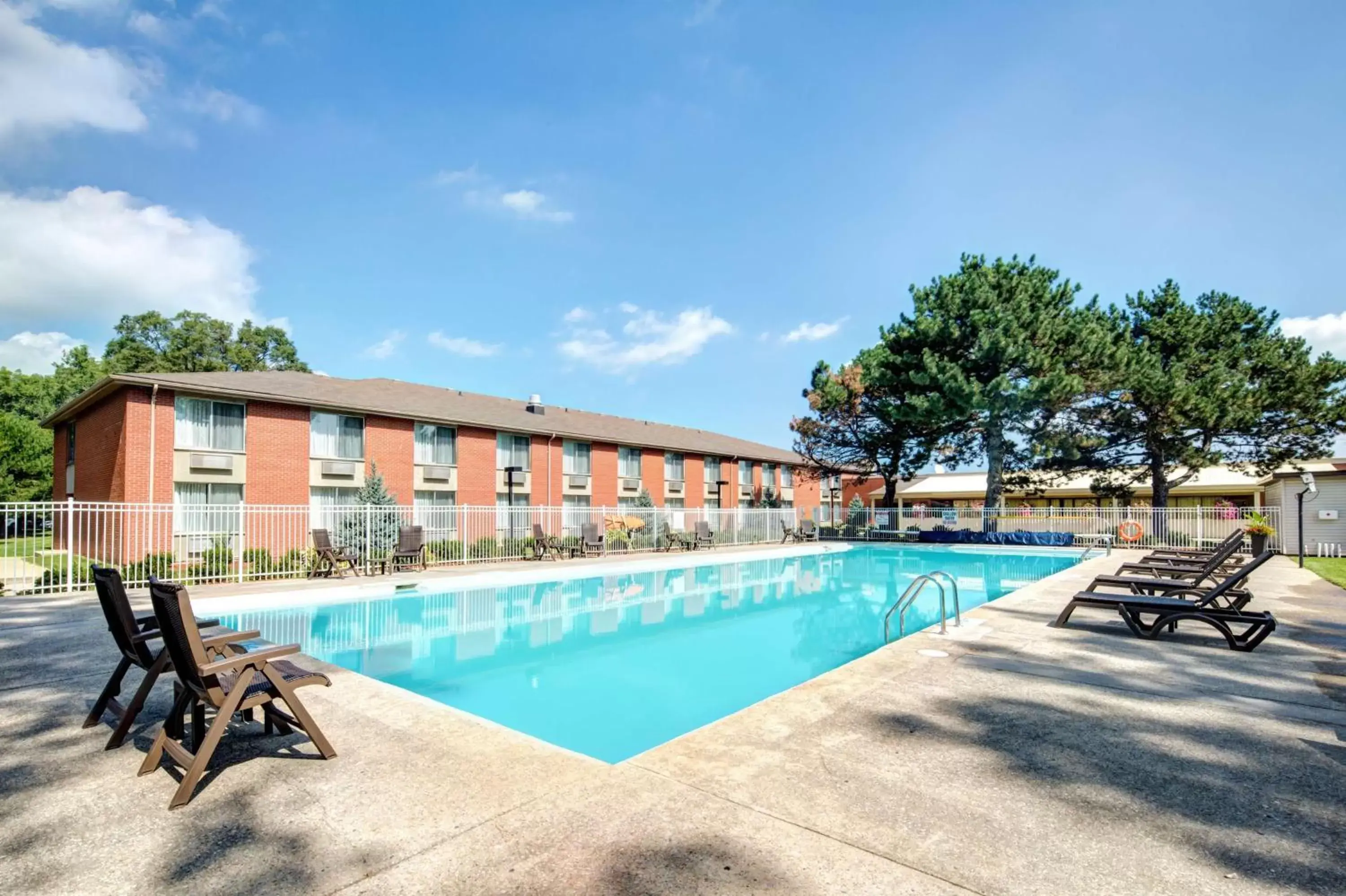 Property building, Swimming Pool in Best Western Plus Guildwood Inn