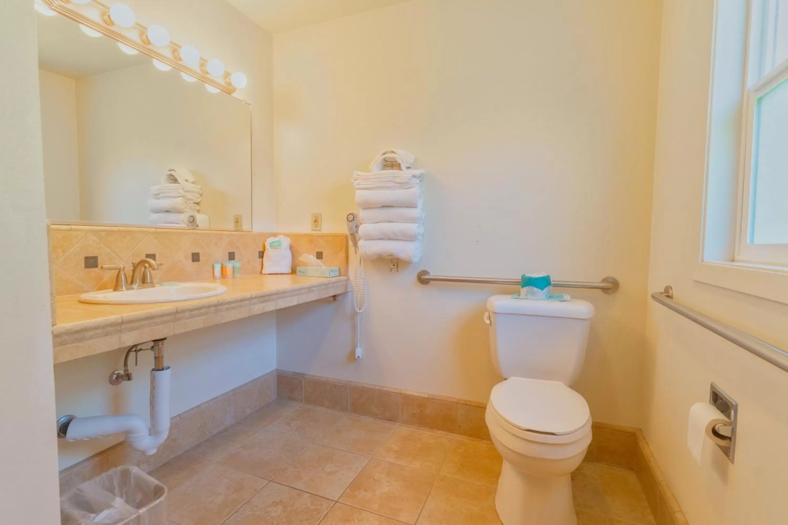 Bathroom in Mariposa Lodge