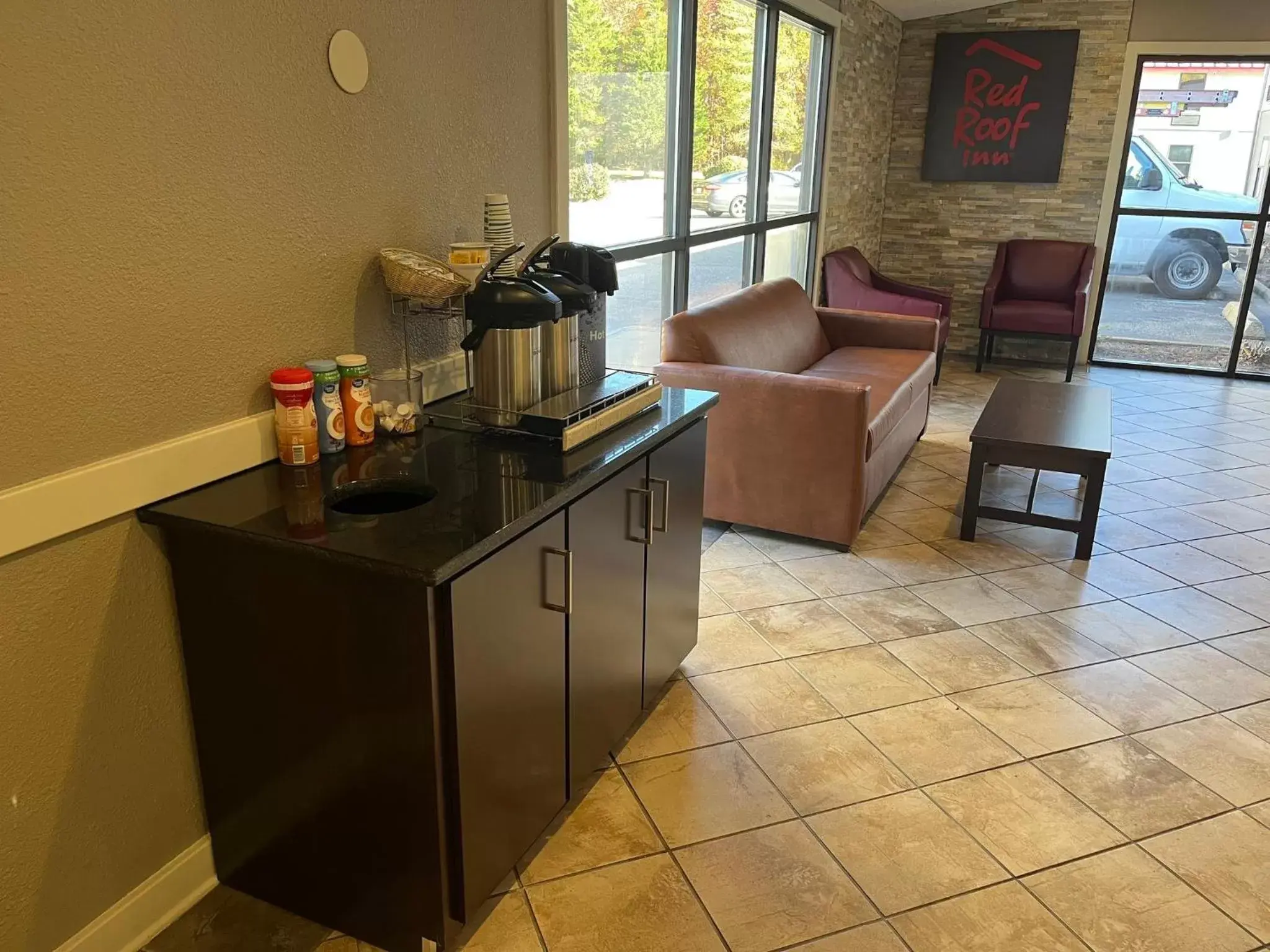 Lobby or reception, Kitchen/Kitchenette in Mulberry Inn and Plaza