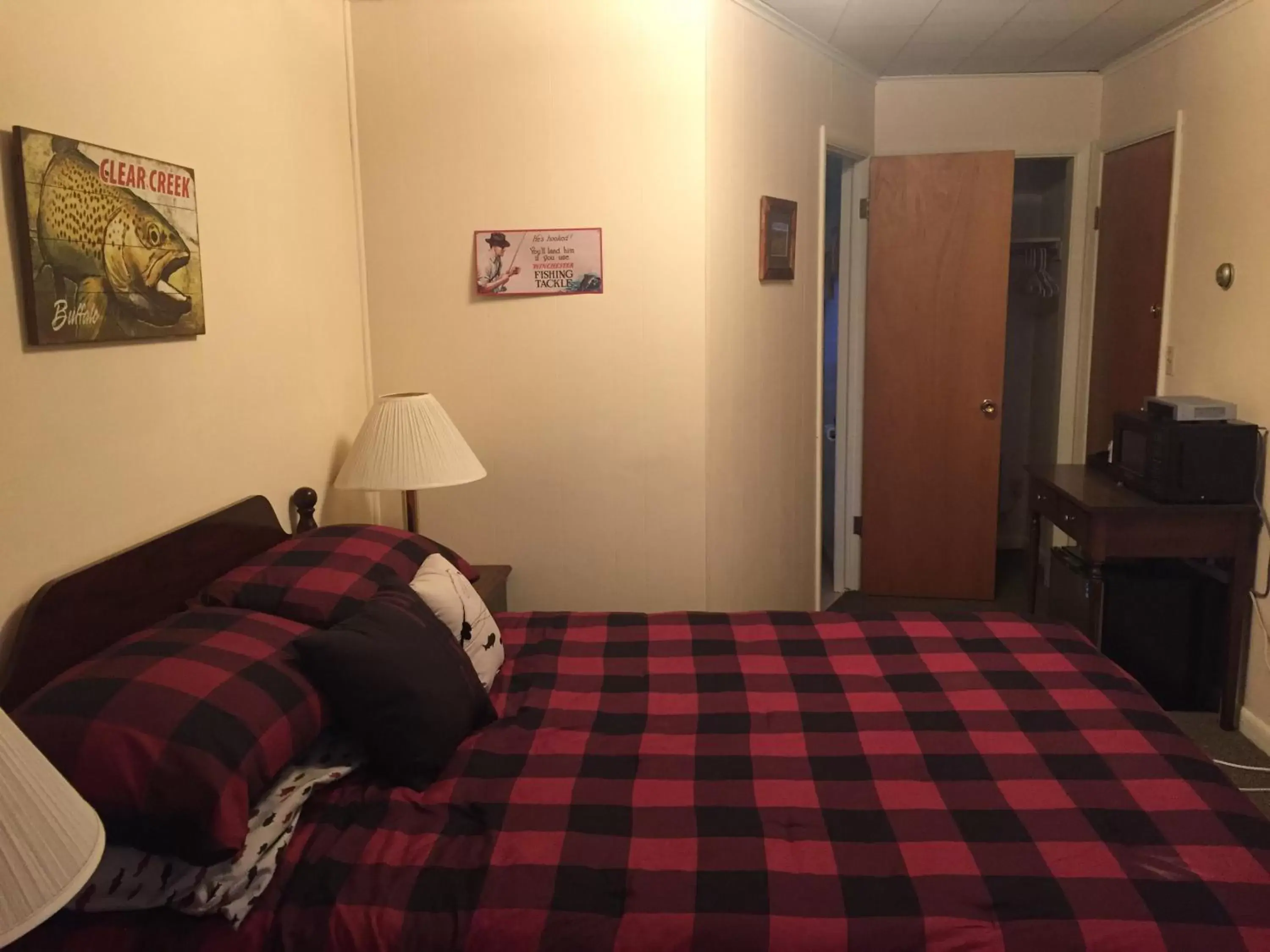 Photo of the whole room, Bed in Mansion House Motel
