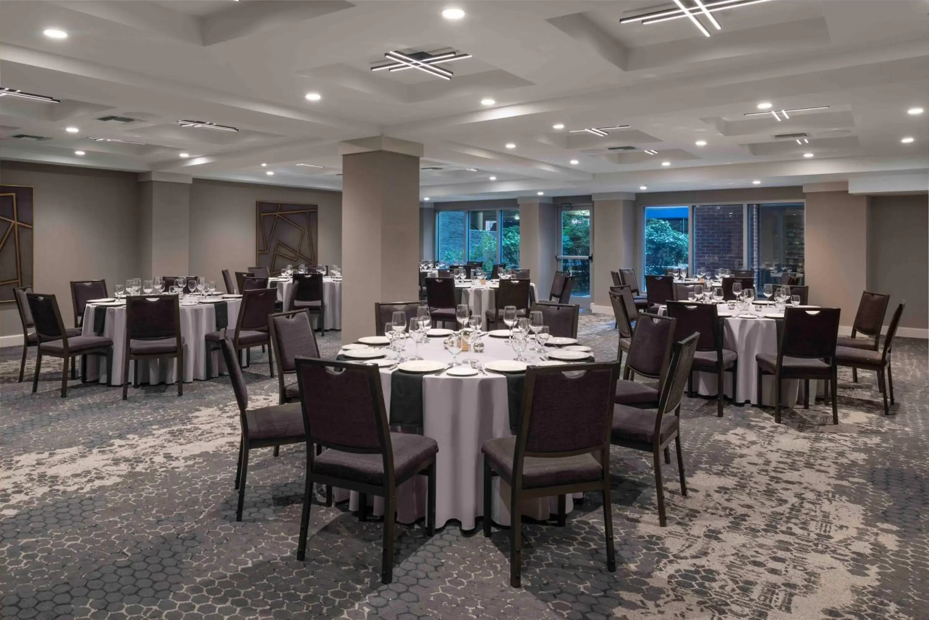 Meeting/conference room, Restaurant/Places to Eat in Portland Harbor Hotel