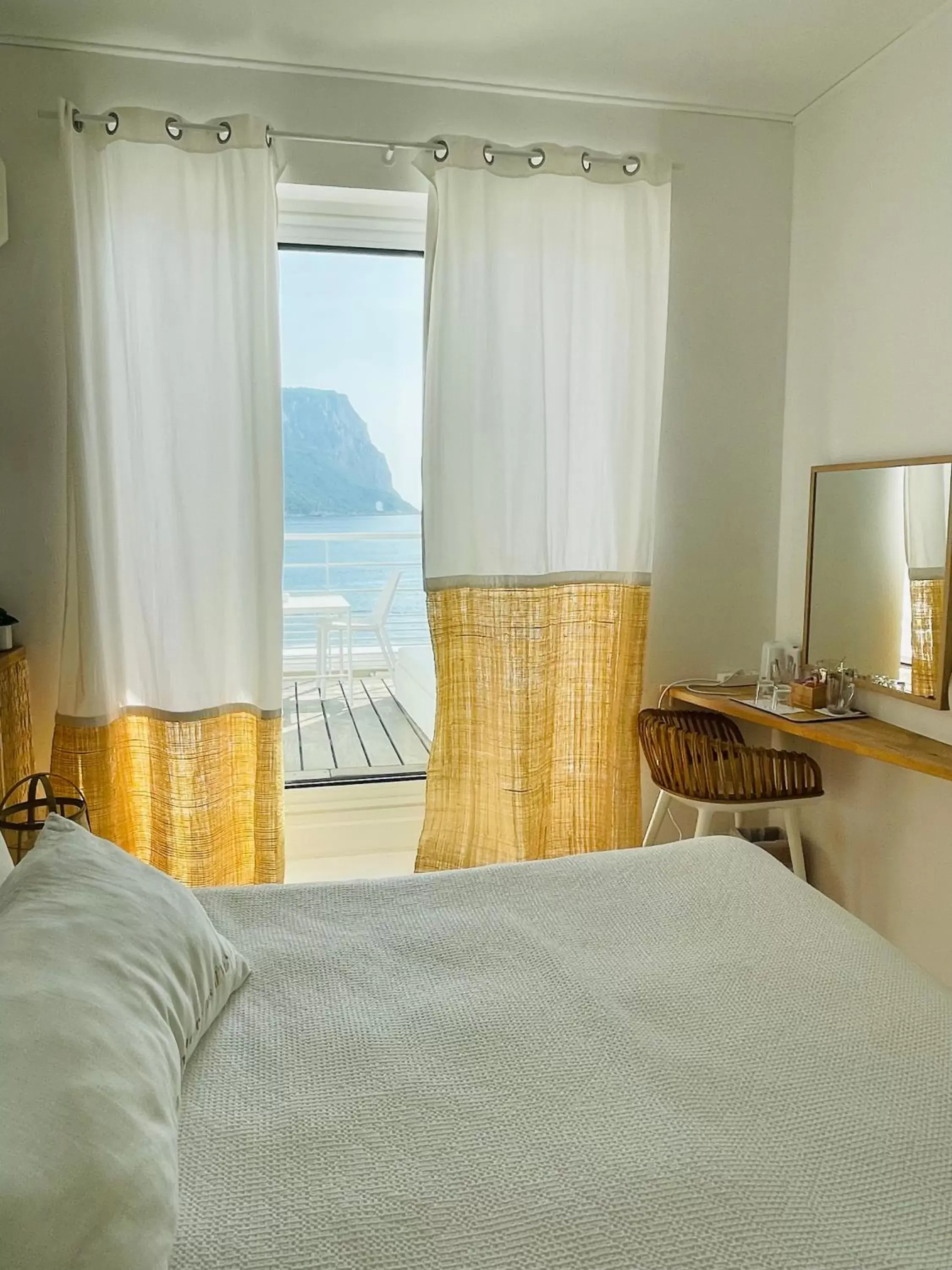 Photo of the whole room, Bed in Hotel de La Plage - Mahogany