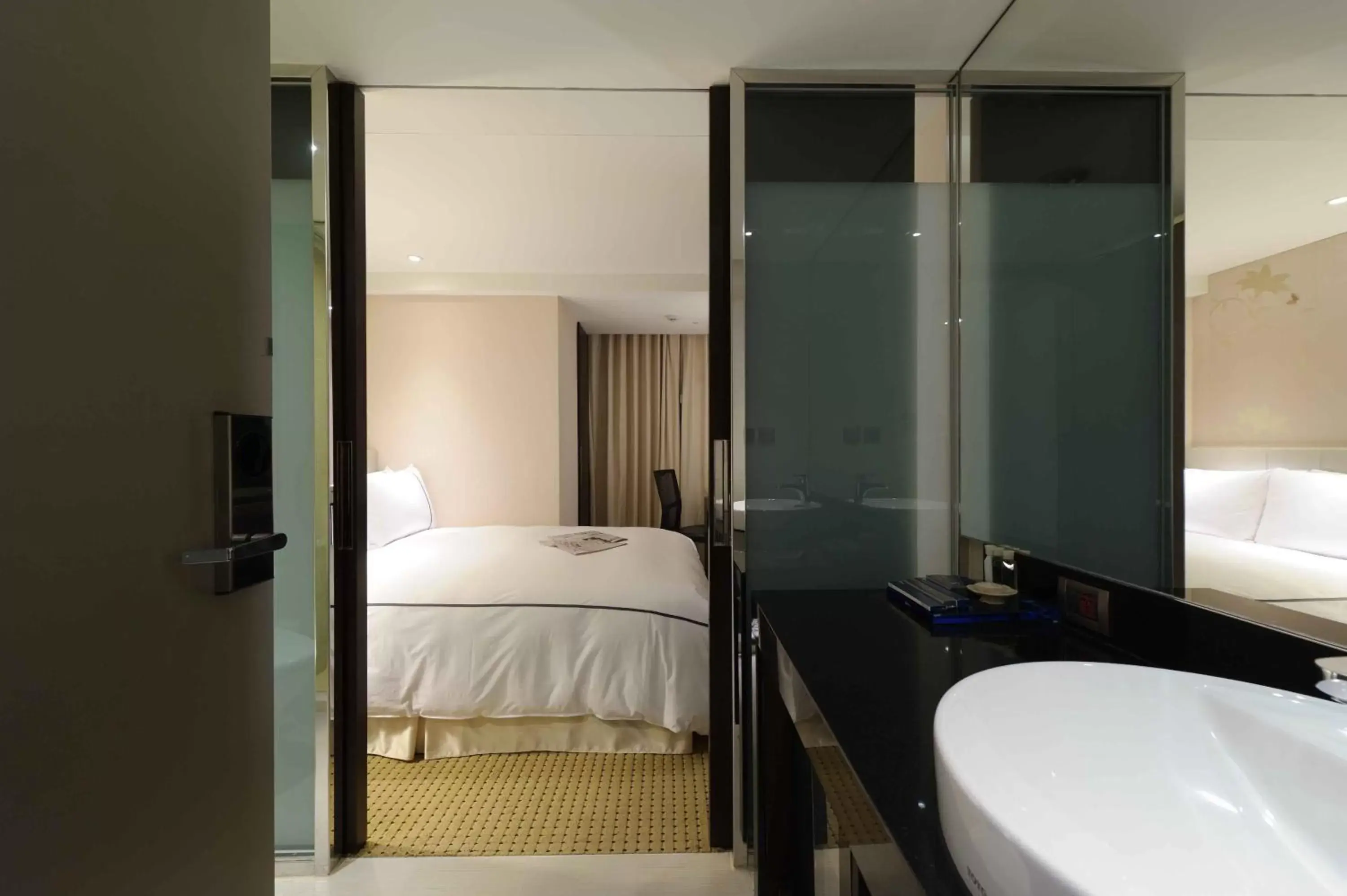 Bed, Bathroom in K Hotel Taipei Dunnan