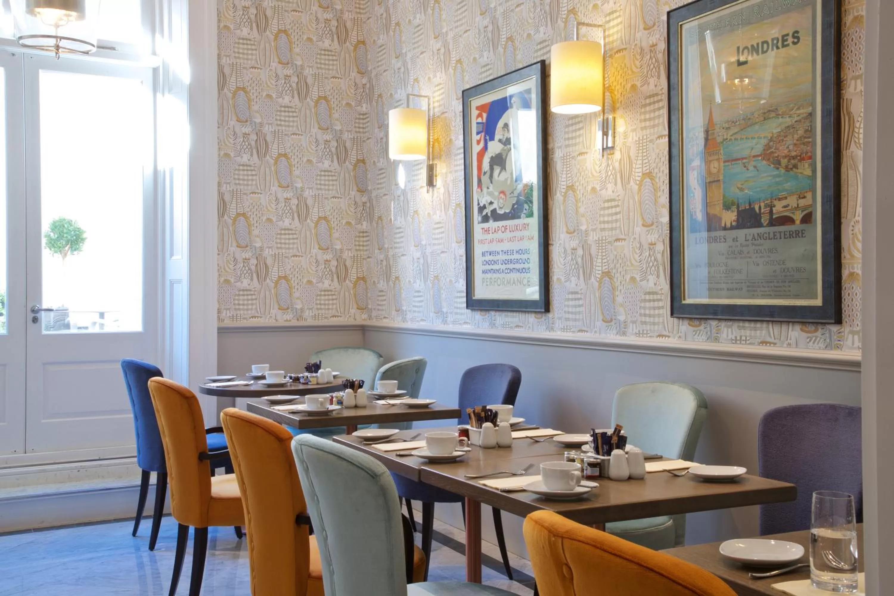 Restaurant/places to eat in 54 Queen's Gate Hotel