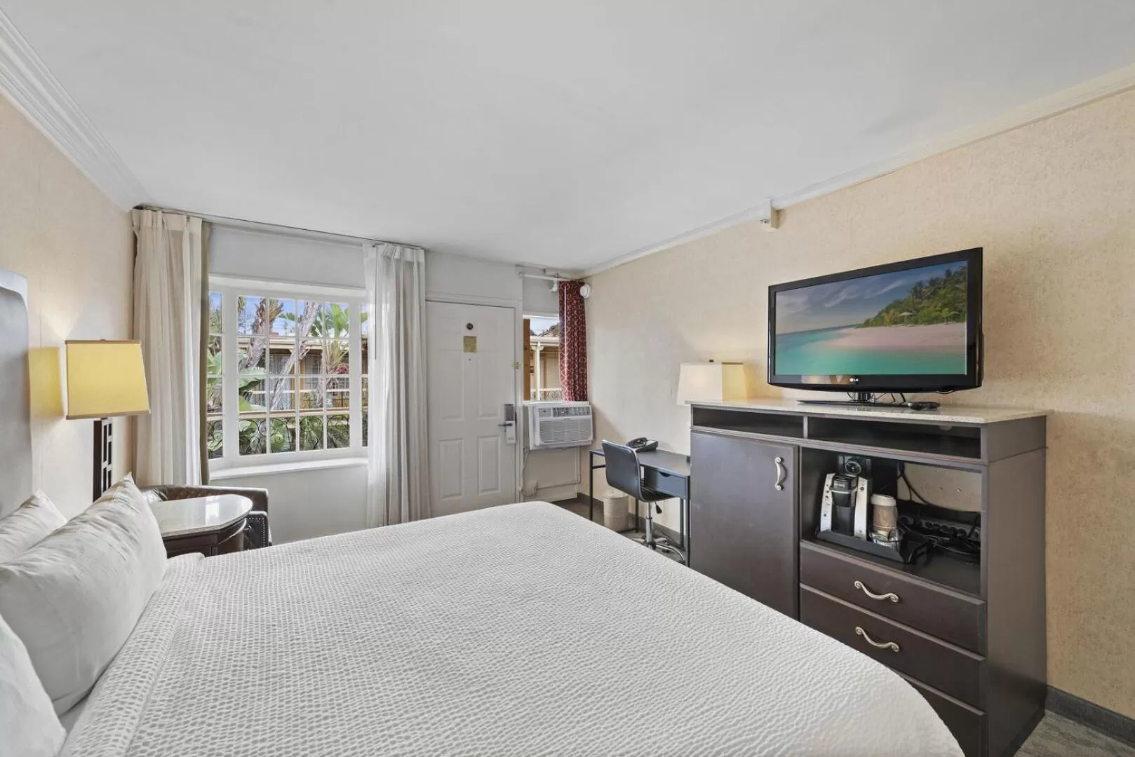 TV and multimedia in 14 West Hotel Laguna Beach