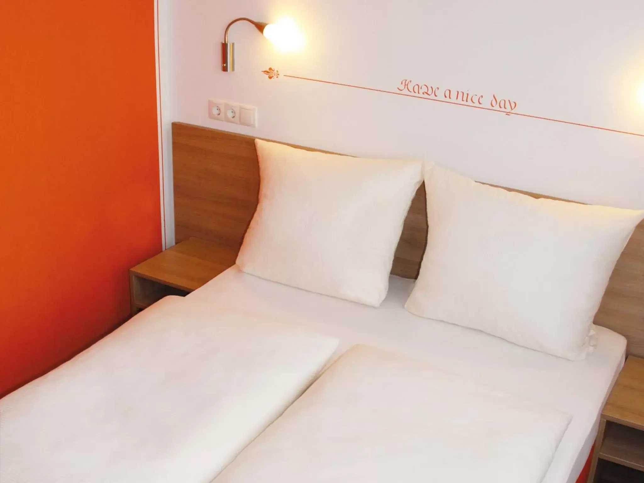 Bed in Orange Hotel und Apartments