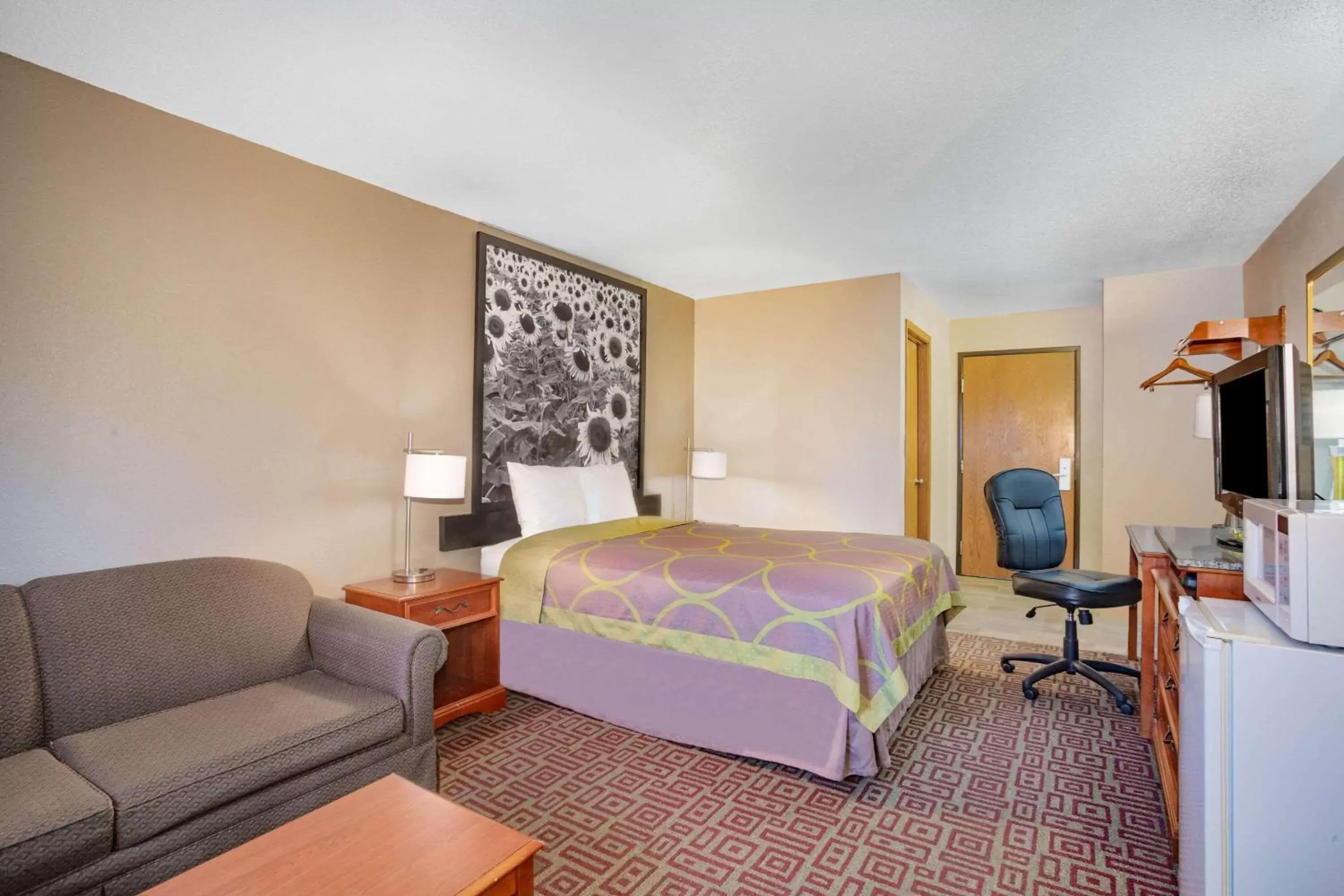 Photo of the whole room in Super 8 by Wyndham Fort Madison