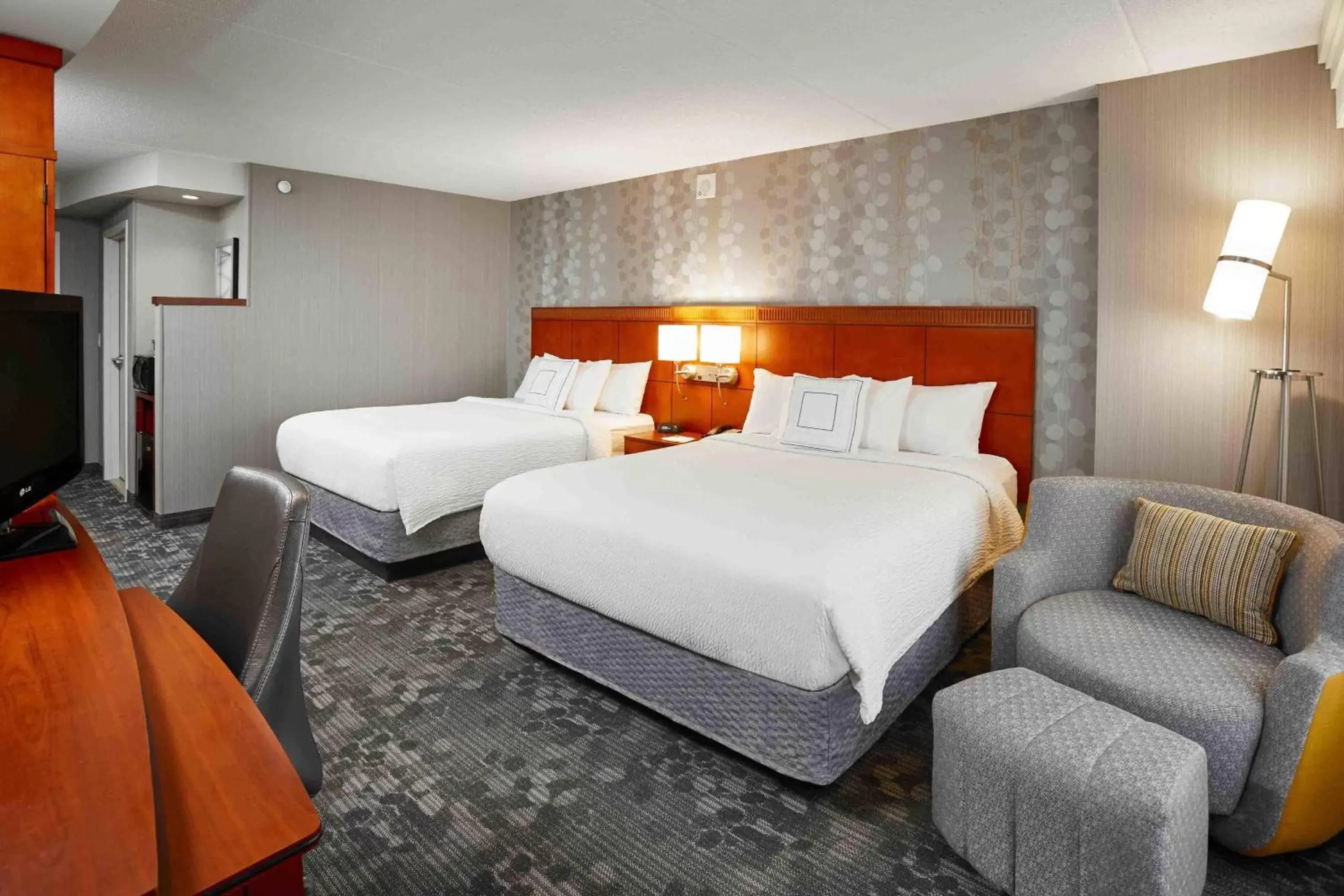 Photo of the whole room, Bed in Courtyard by Marriott Toronto Brampton