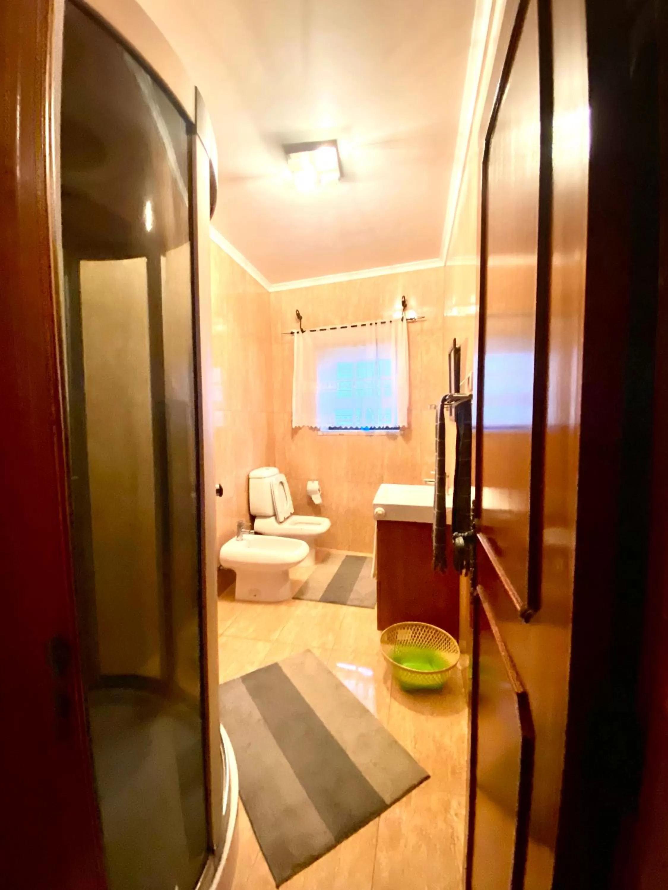 Toilet, Bathroom in Spray B&B Sitio in Nazare Mini bar, European style