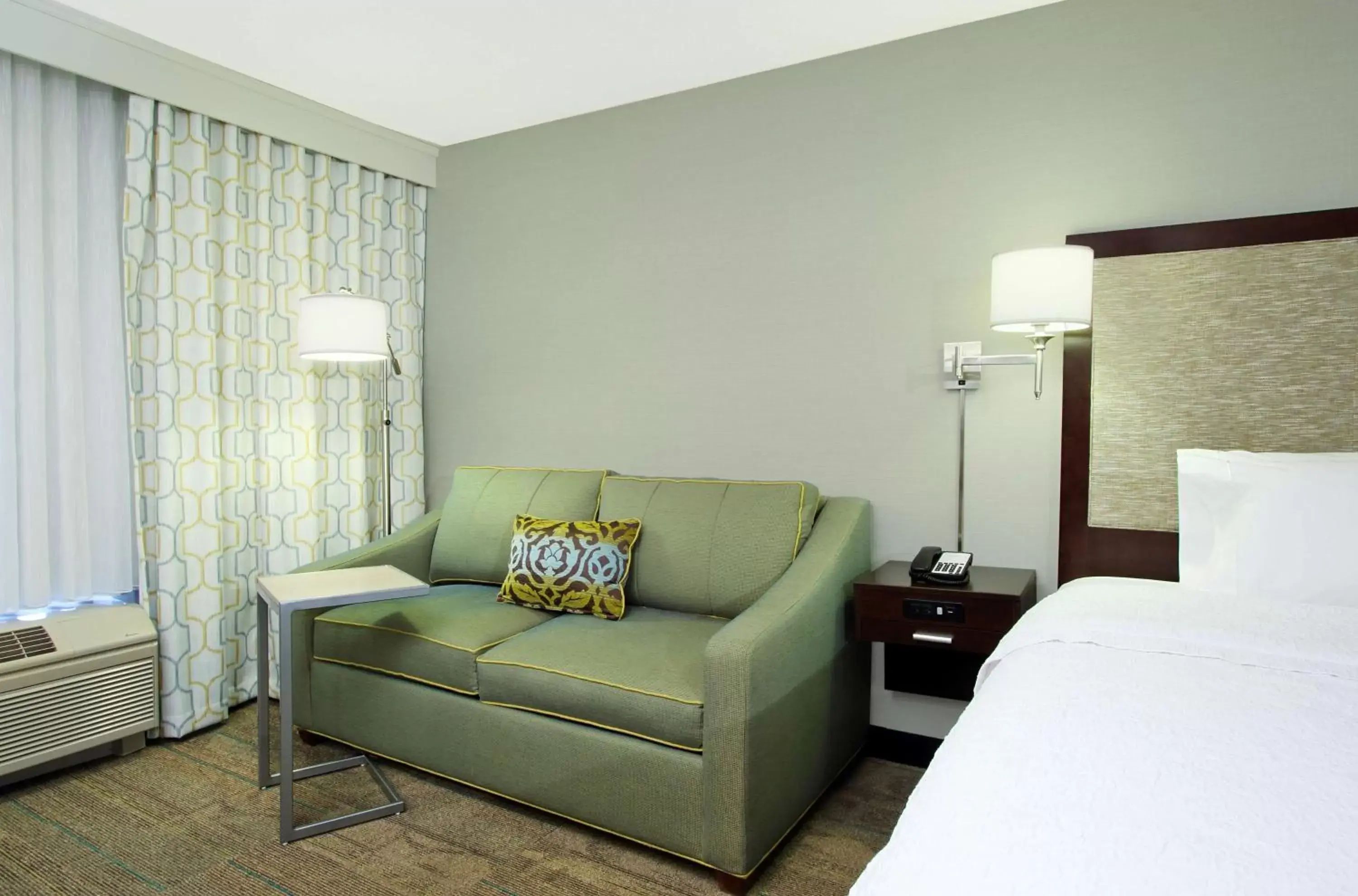 Bed, Seating Area in Hampton Inn & Suites Columbus Hilliard