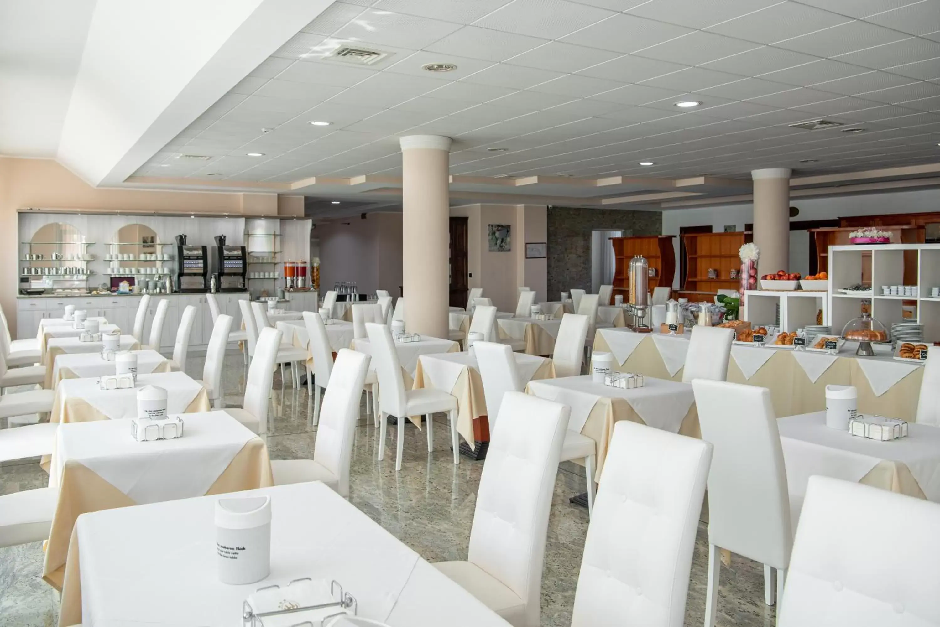 Restaurant/Places to Eat in Rivoli Hotel