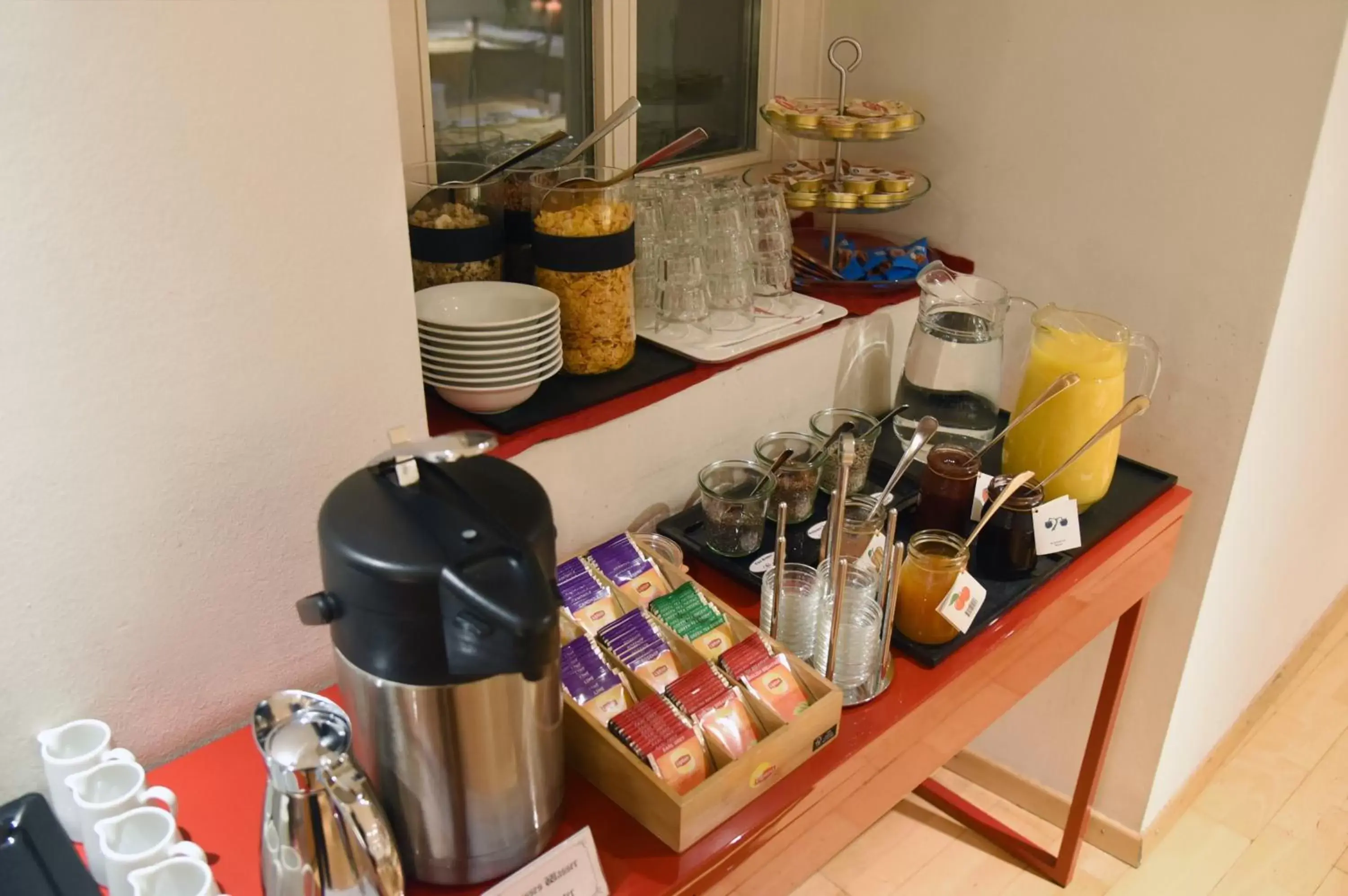 Buffet breakfast, Coffee/Tea Facilities in Hotel Hirschen