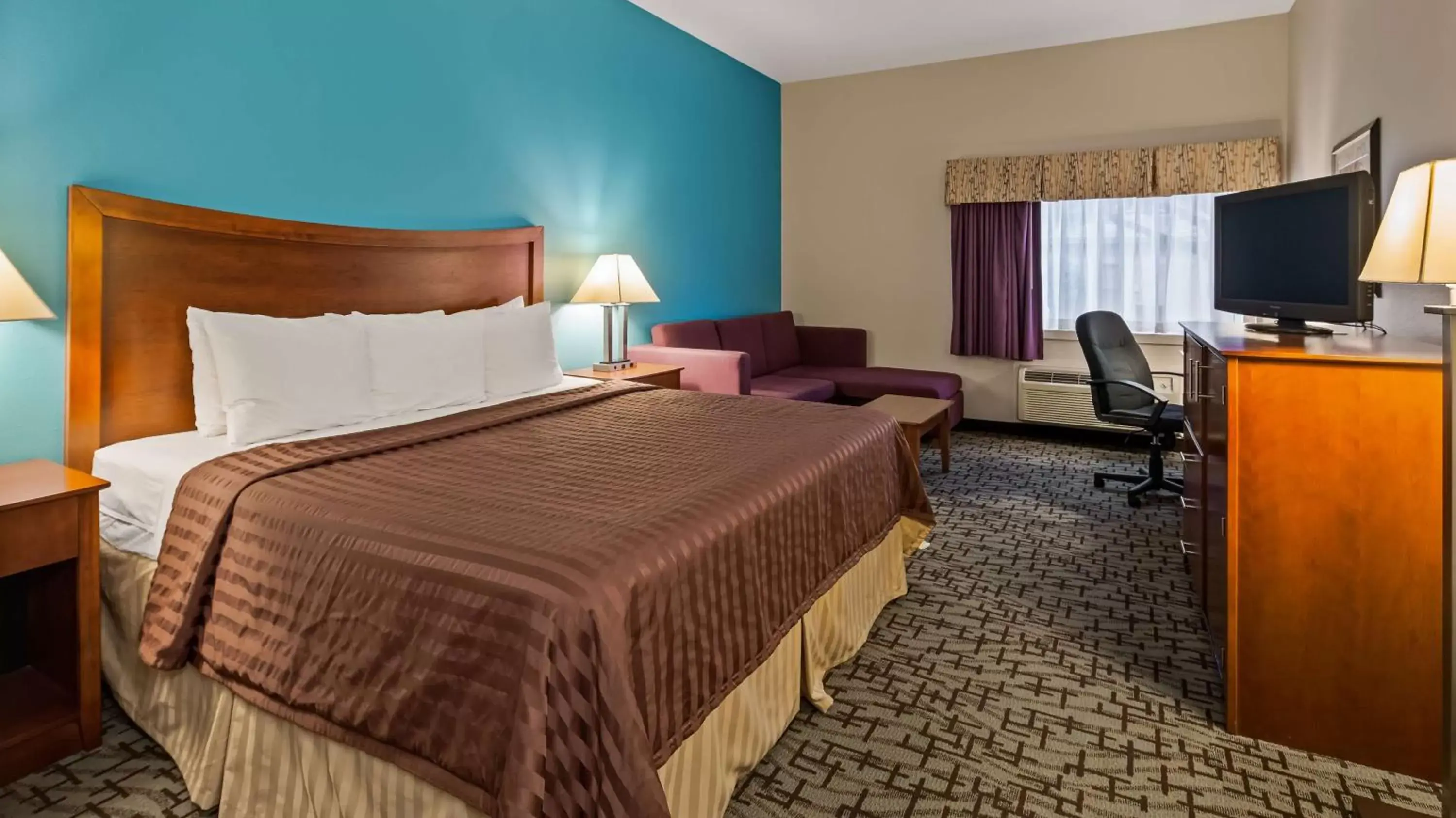 Photo of the whole room, Bed in Best Western Chambersburg