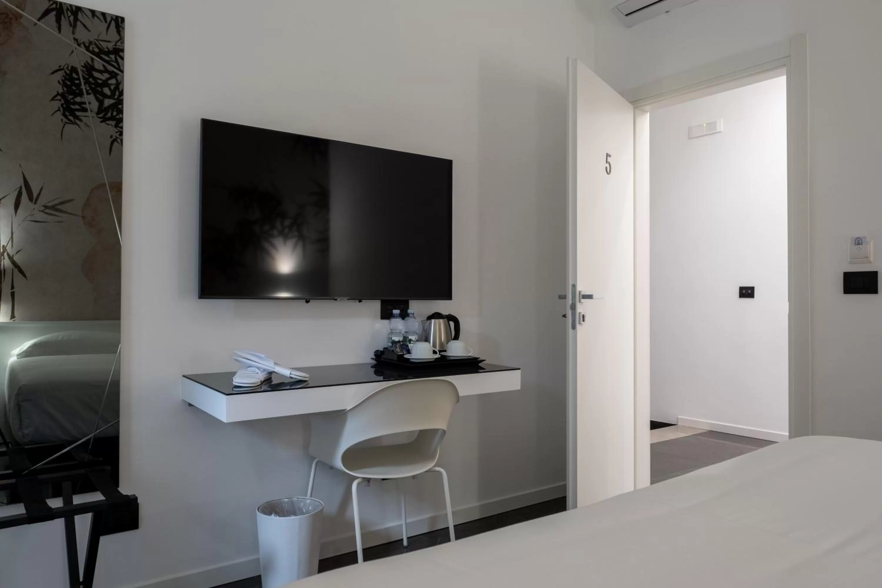 Bed, TV/Entertainment Center in Domea Superior Rooms Bed and Breakfast