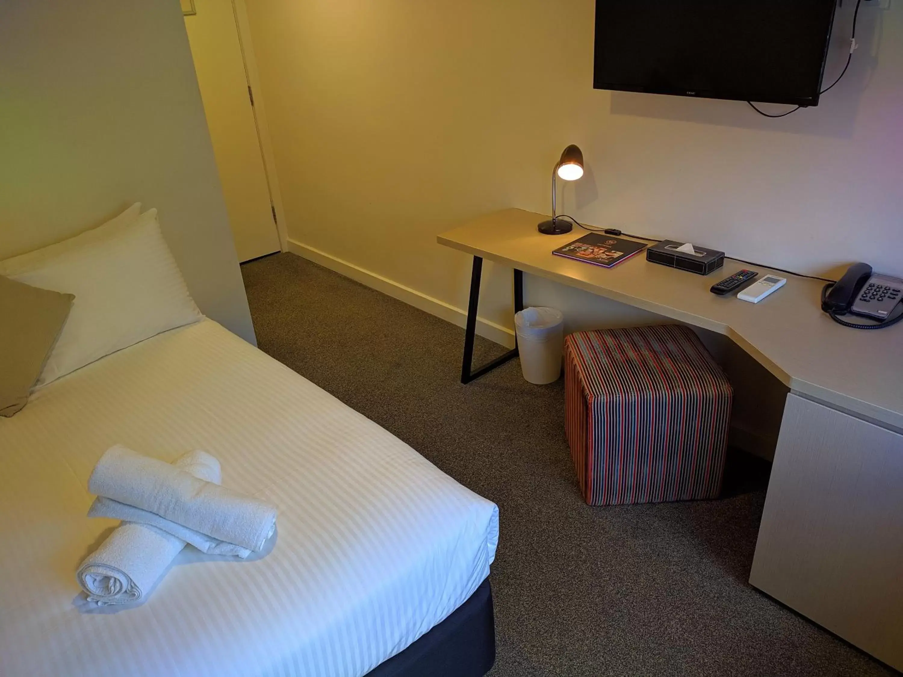 Bedroom, TV/Entertainment Center in Cosmopolitan Hotel Melbourne