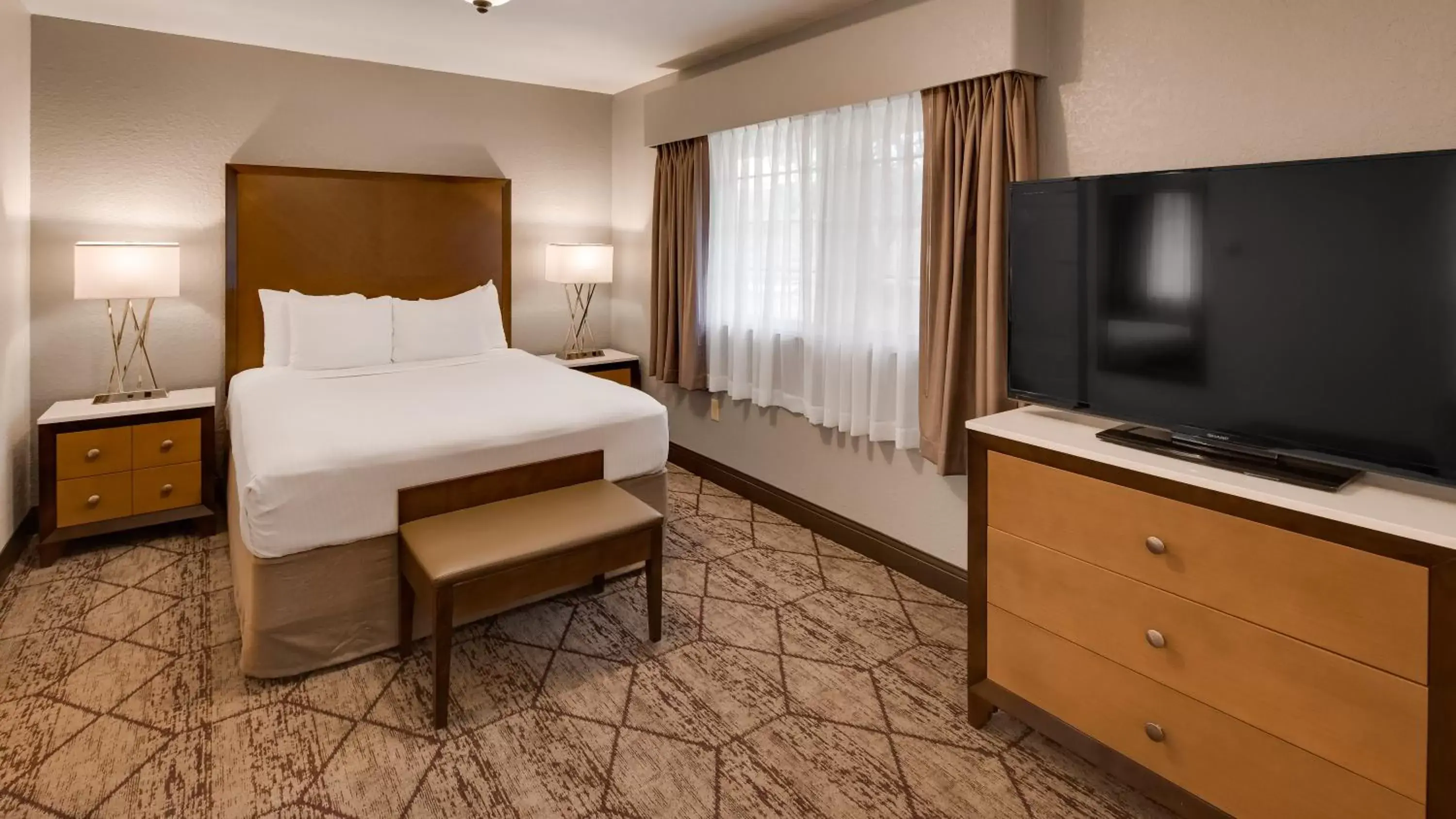 Bedroom in Best Western Plus Longbranch Hotel & Convention Center