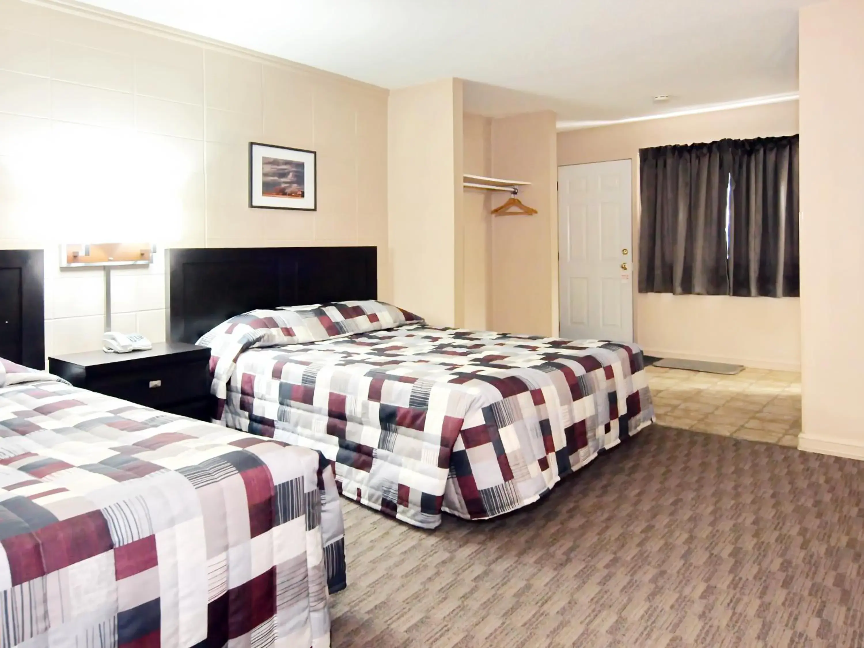 Photo of the whole room, Bed in Canadian Motor Inn
