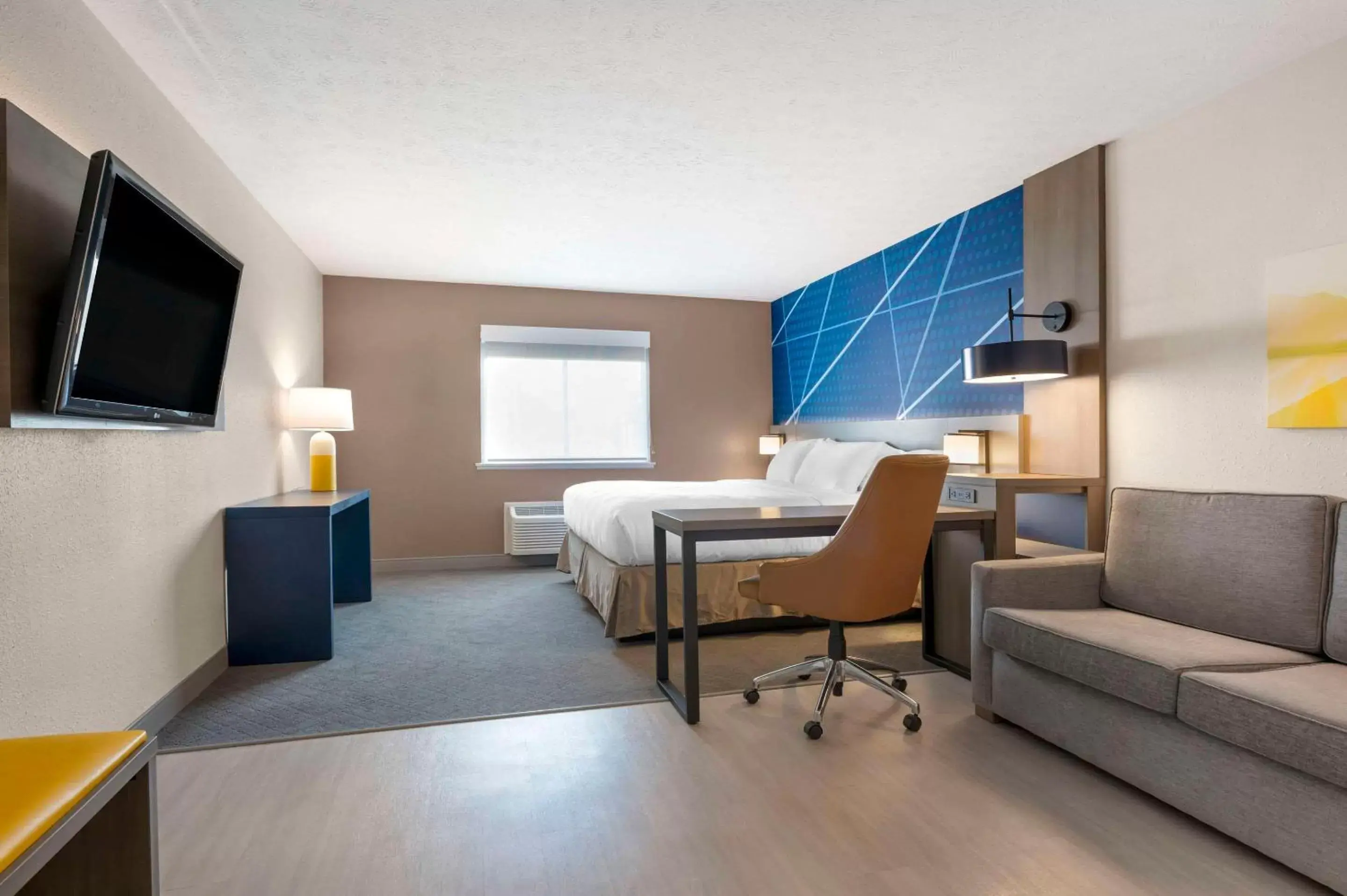 Bedroom, Seating Area in Comfort Inn Near Indiana Premium Outlets