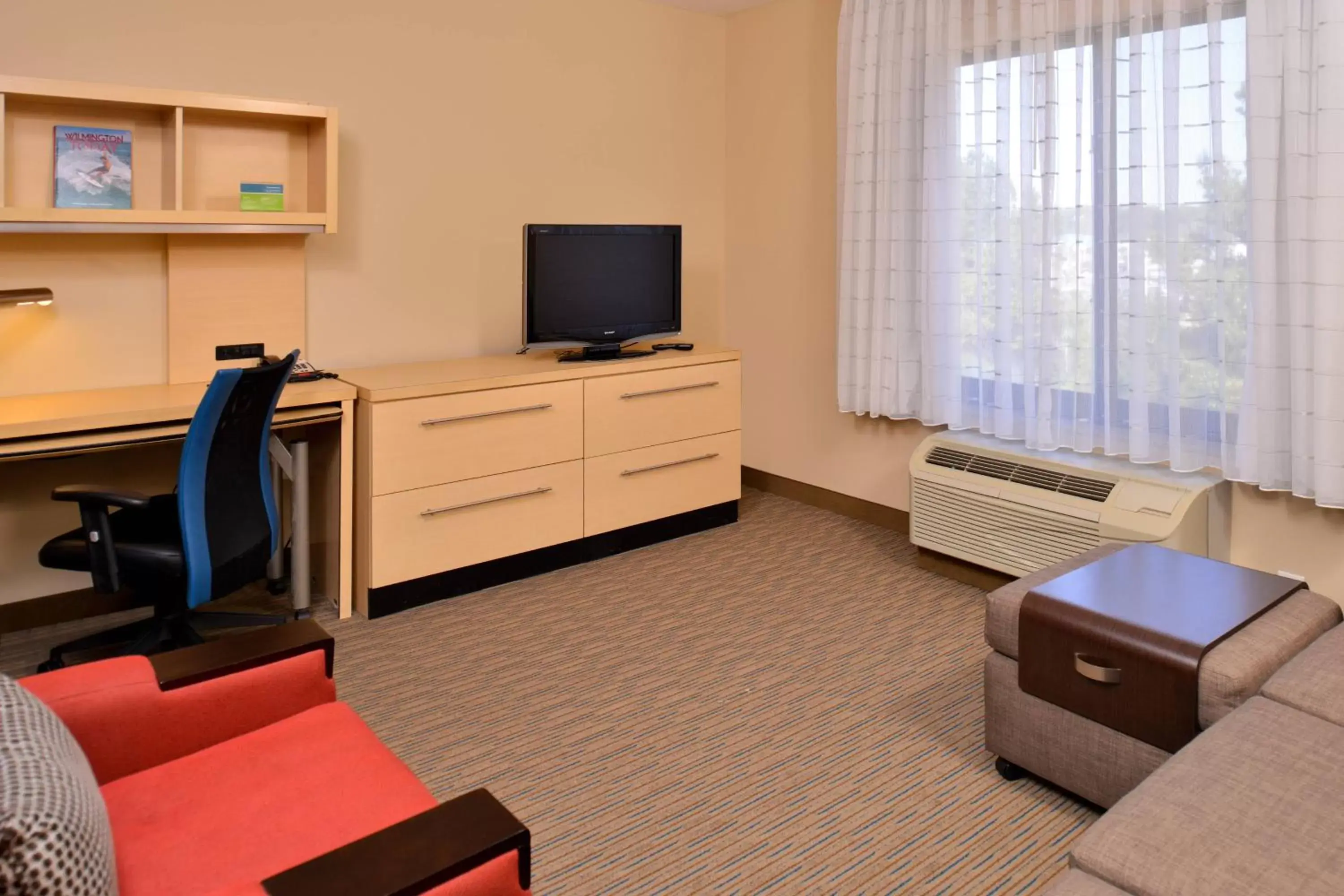 Living room, TV/Entertainment Center in TownePlace Suites Wilmington Wrightsville Beach