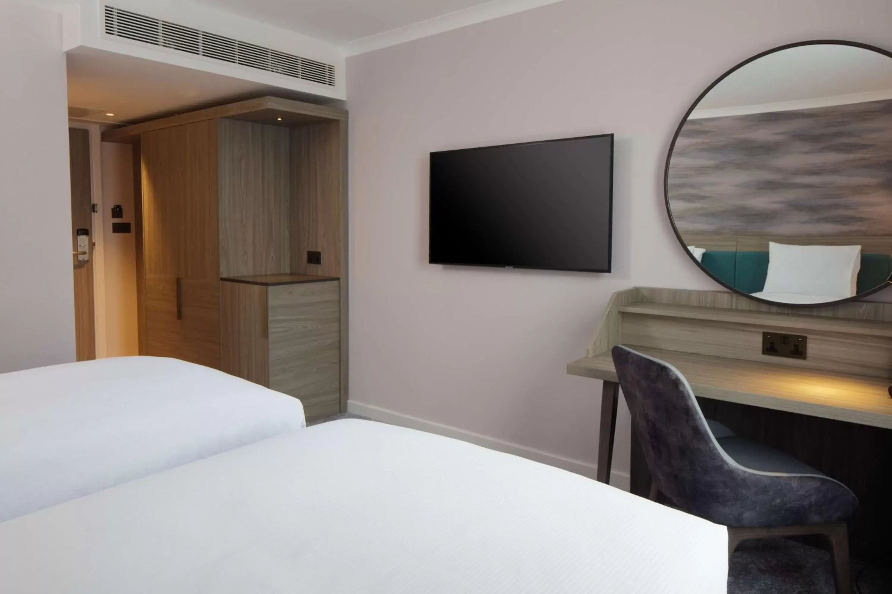 Bedroom, TV/Entertainment Center in DoubleTree by Hilton Bath