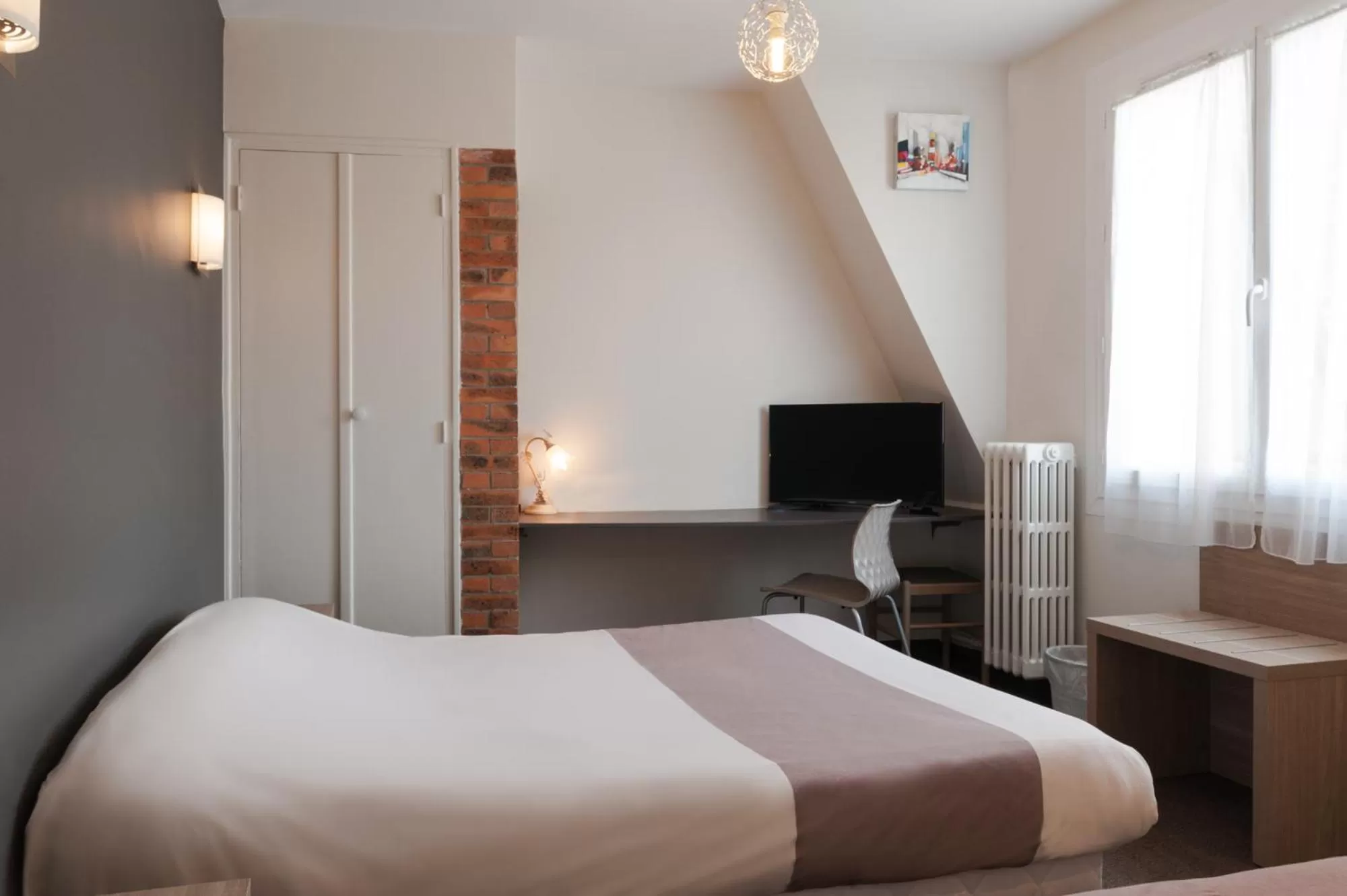 Photo of the whole room, Bed in The Originals City, Hôtel Le Savoy, Caen