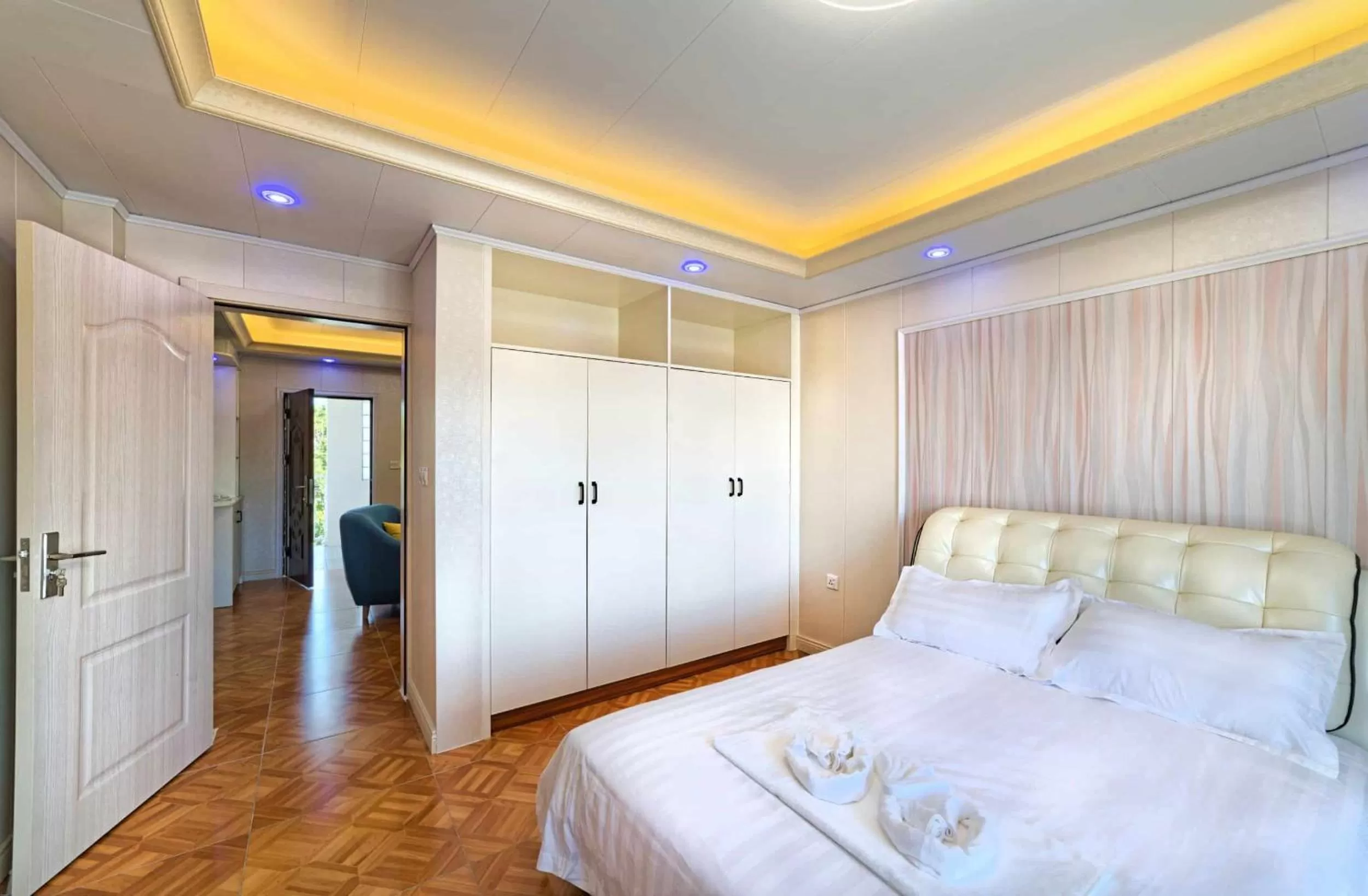 Bedroom, Bed in Riverside Hotel