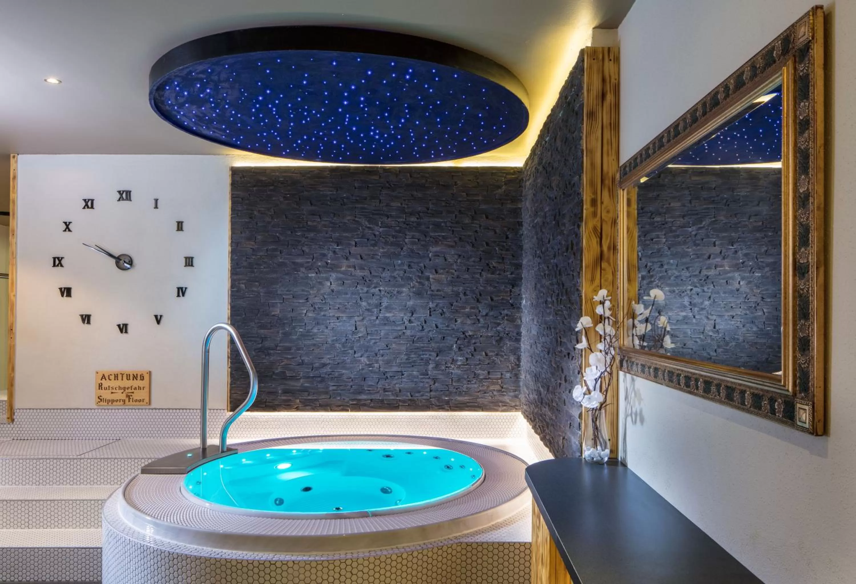 Hot Tub in Hotel Höhlenstein