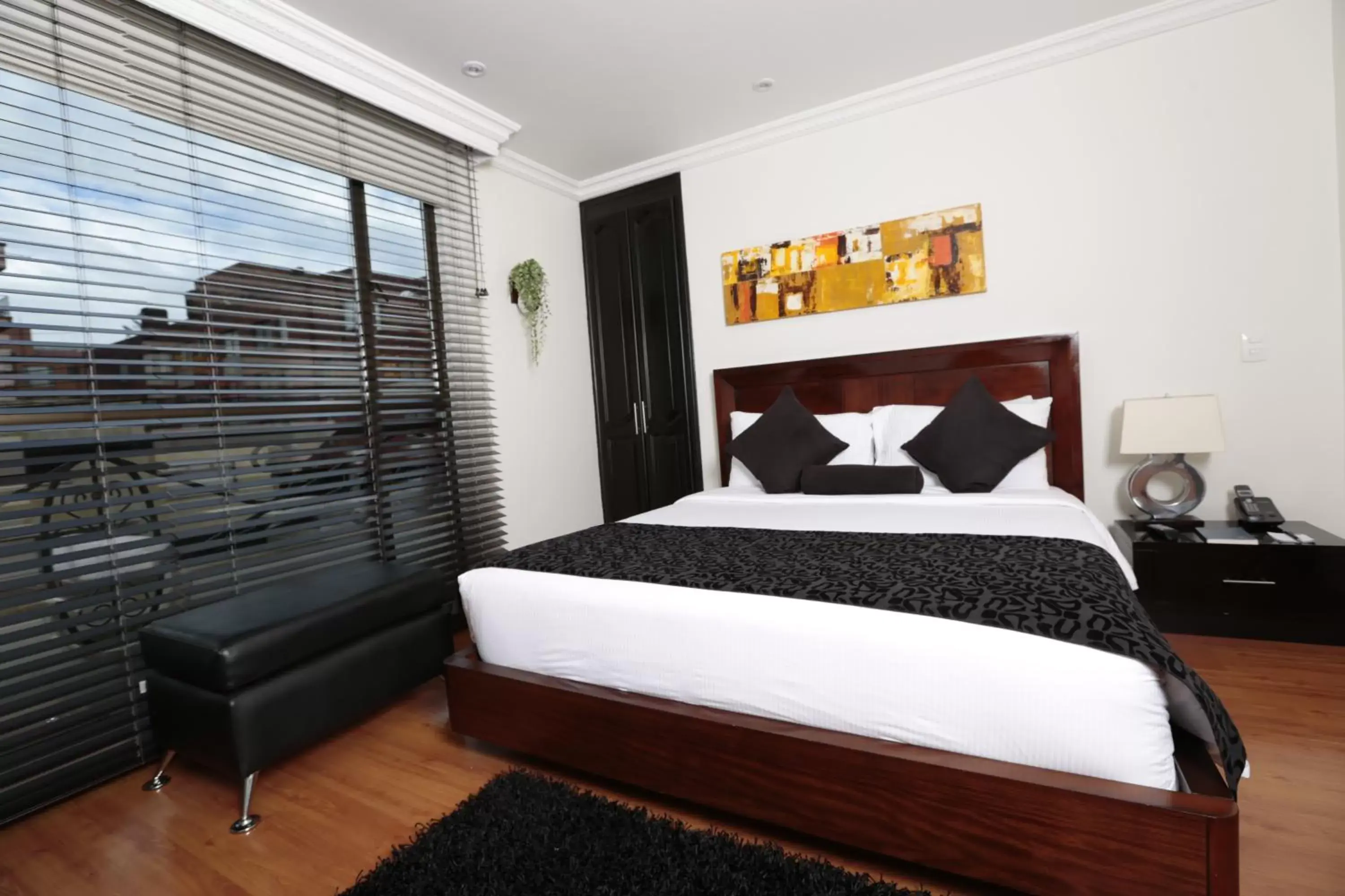 Bedroom, Bed in Hotel Suites 108