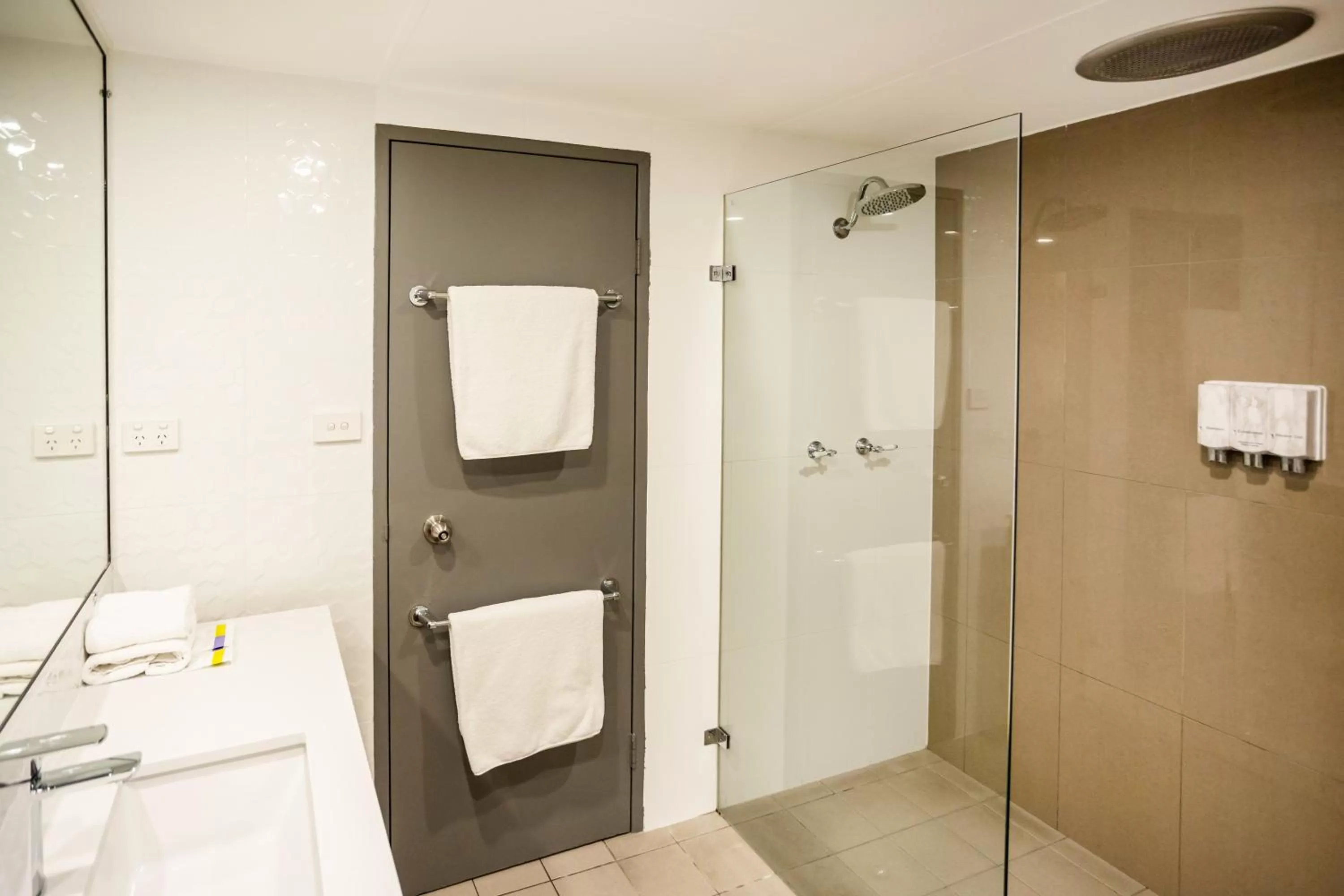 Bathroom in Mantra Bathurst