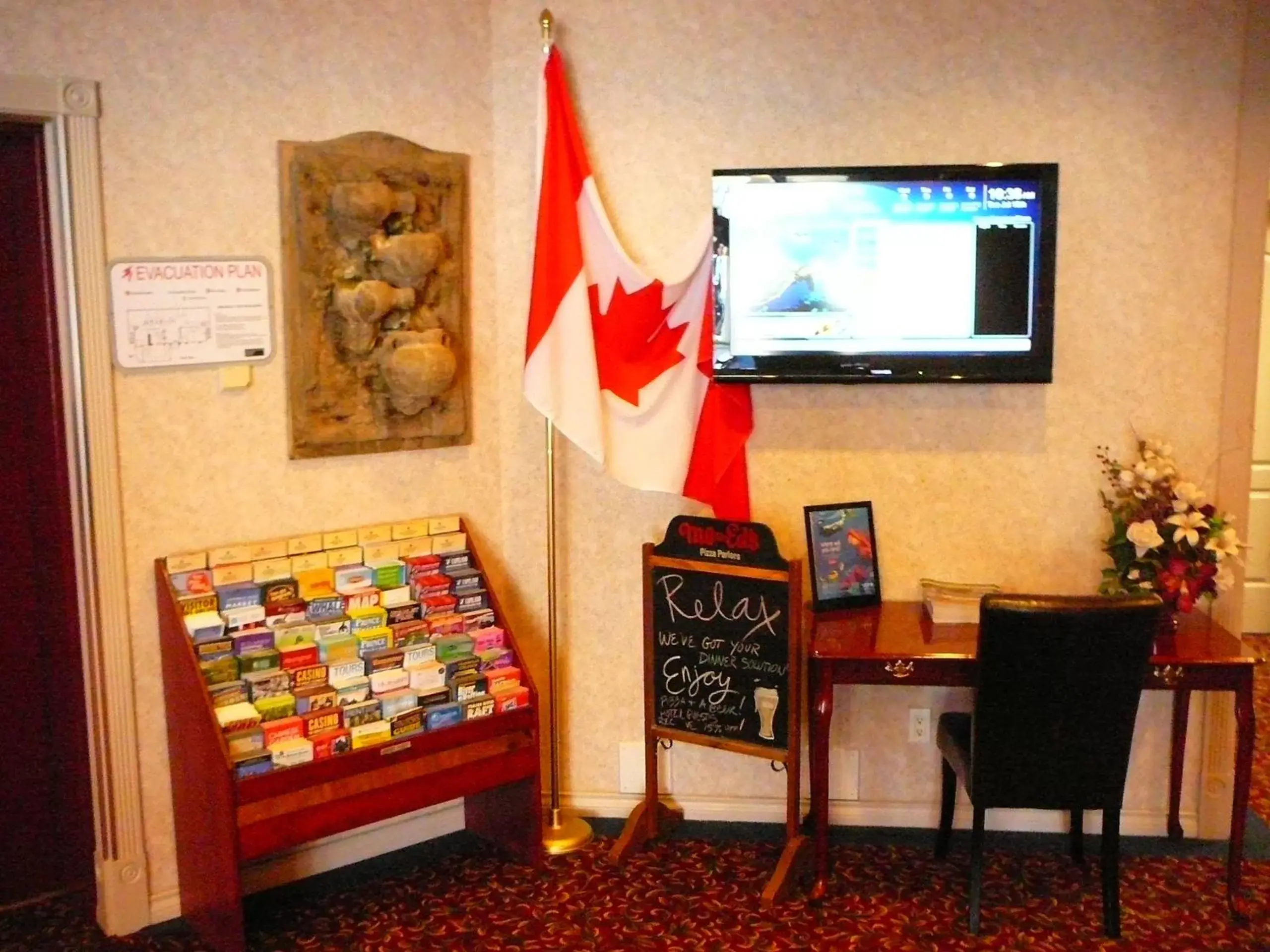 Lobby or reception, TV/Entertainment Center in Coast Abbotsford Hotel & Suites