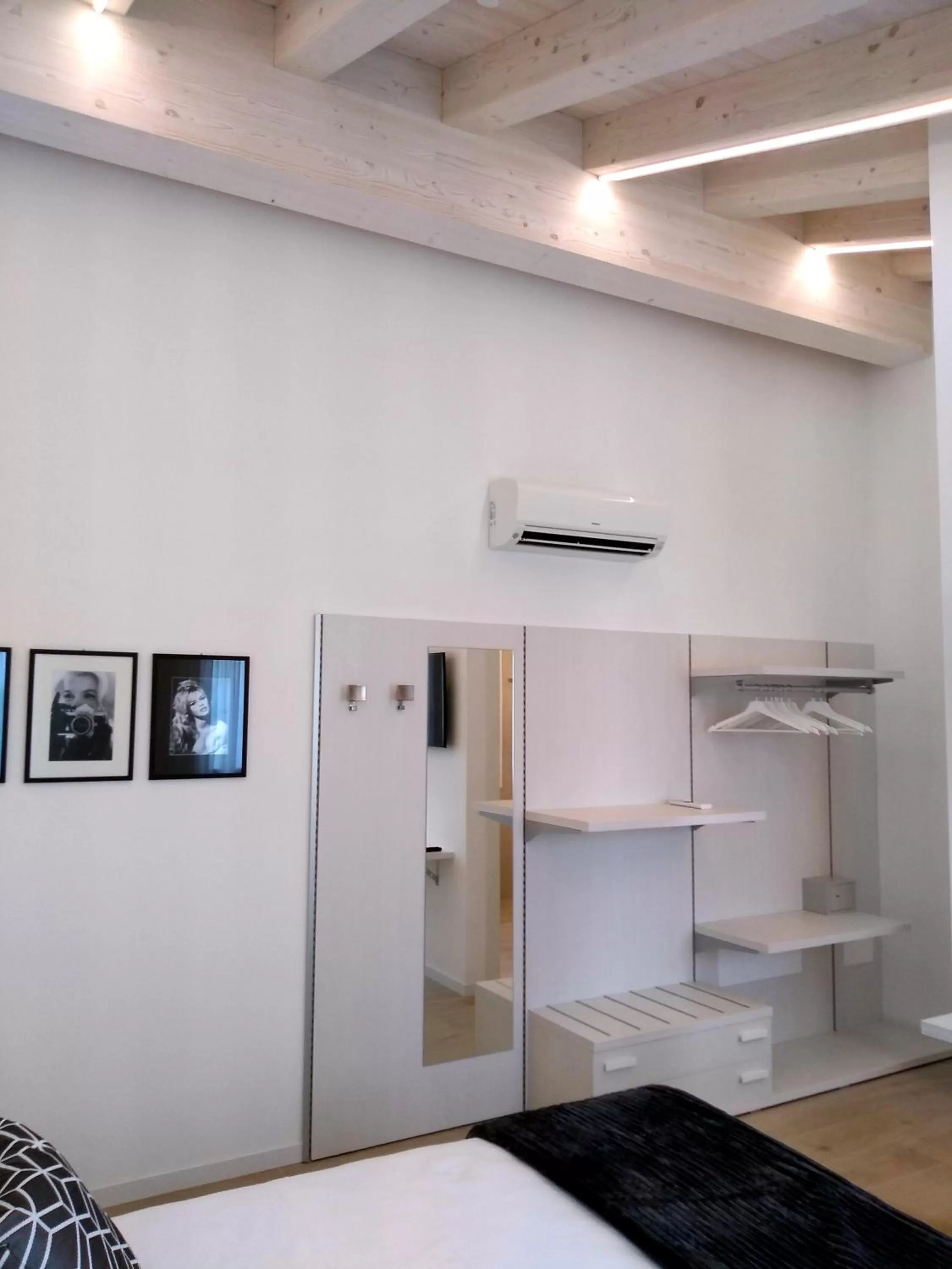 Bedroom, TV/Entertainment Center in Le Mandragole B&B