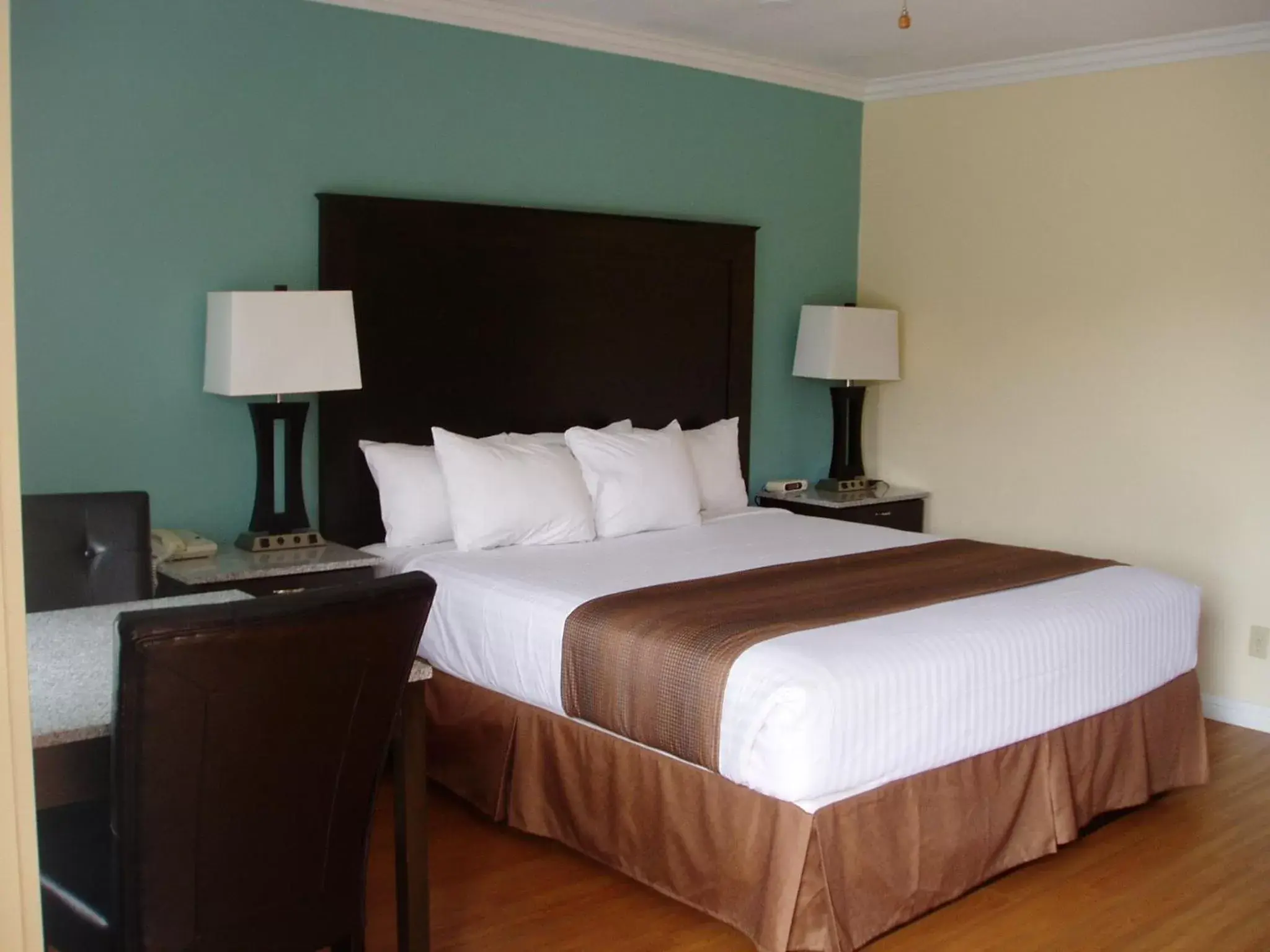 Photo of the whole room, Bed in Rockview Inn and Suites