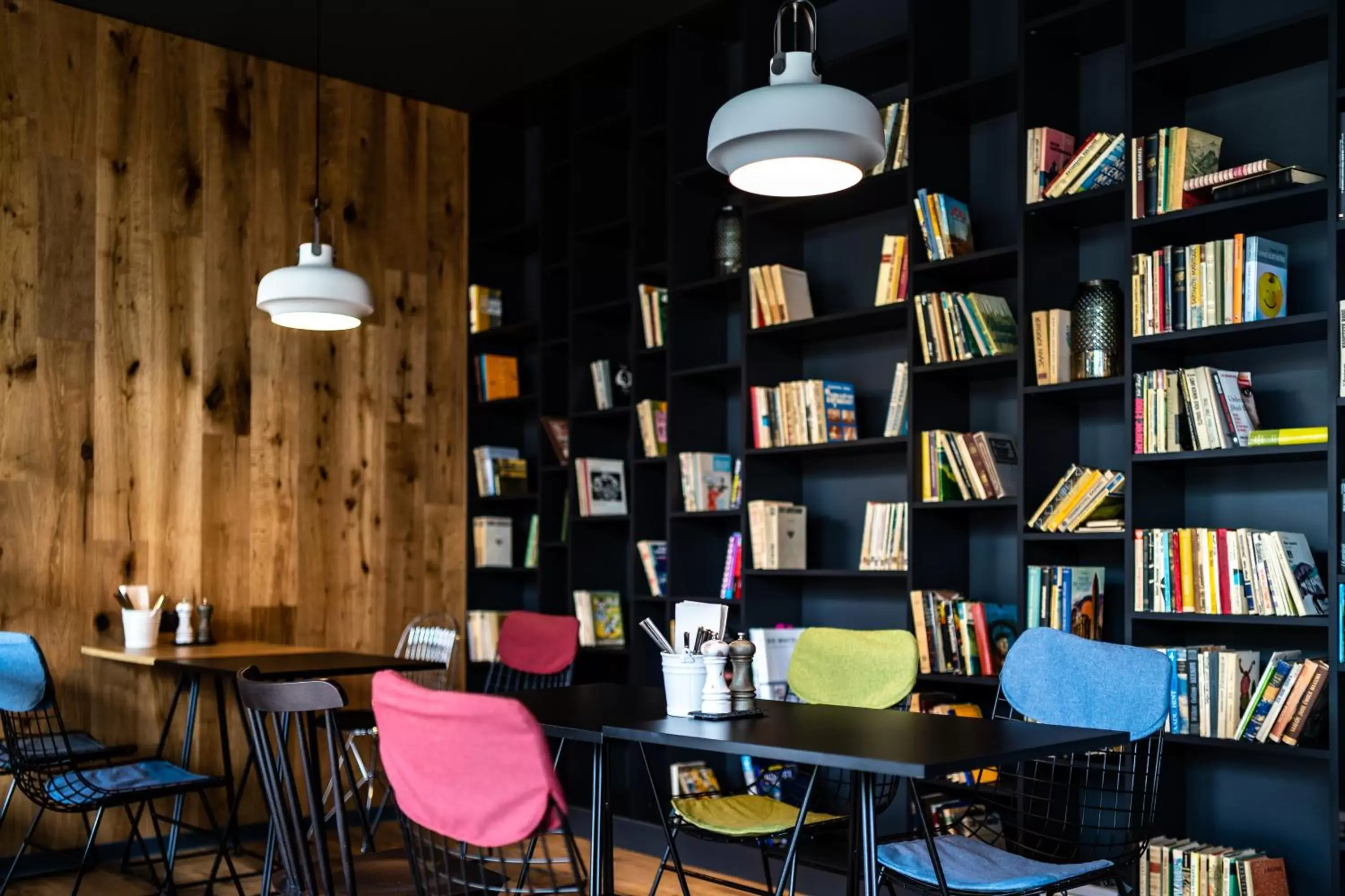 Restaurant/places to eat, Library in ibis Tallinn Center